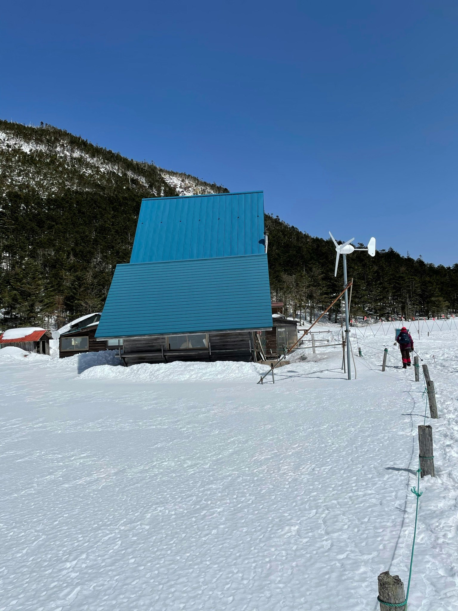 雪地上的一棟藍色屋頂建築