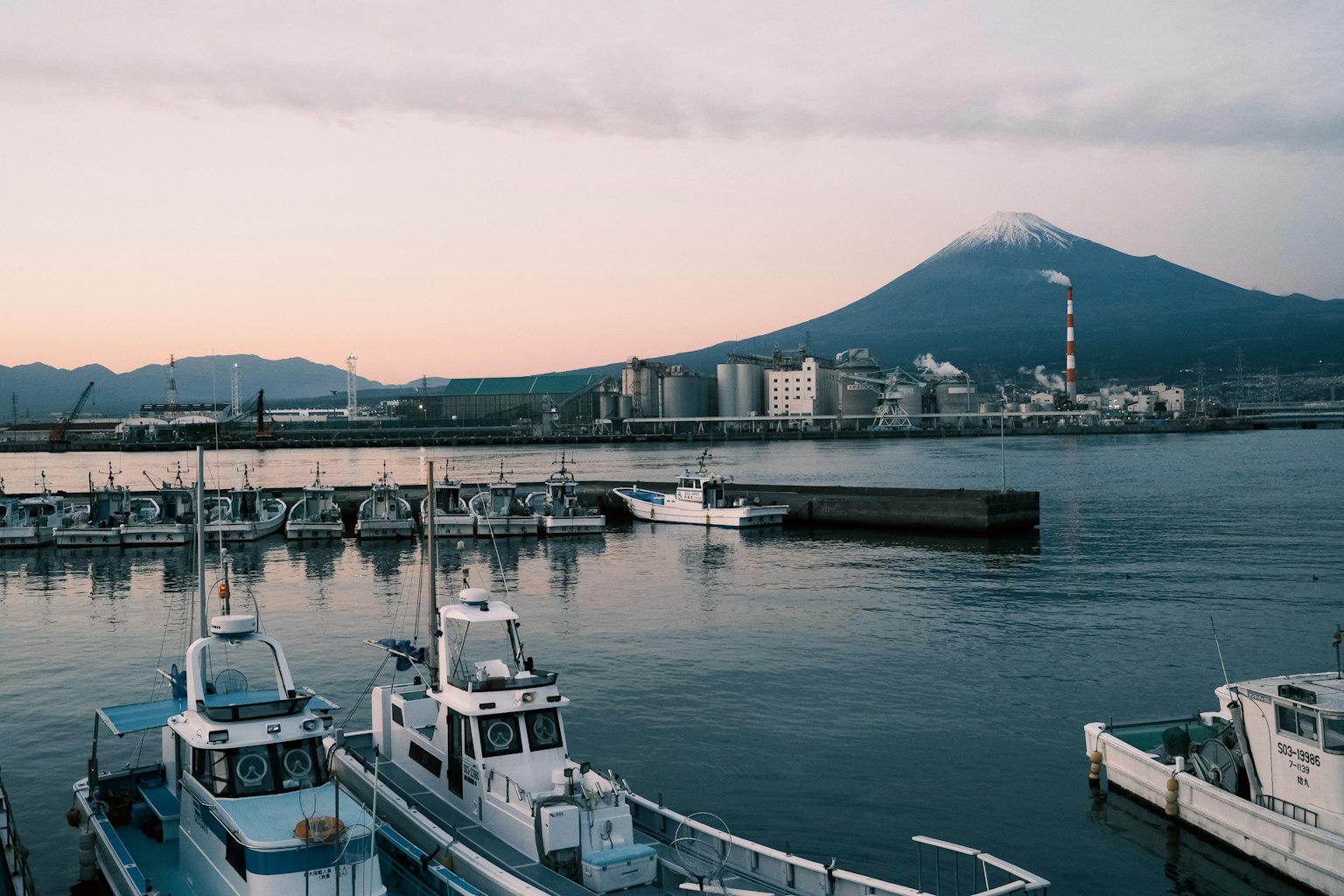 Pemandangan pelabuhan yang tenang dengan Gunung Fuji di latar belakang
