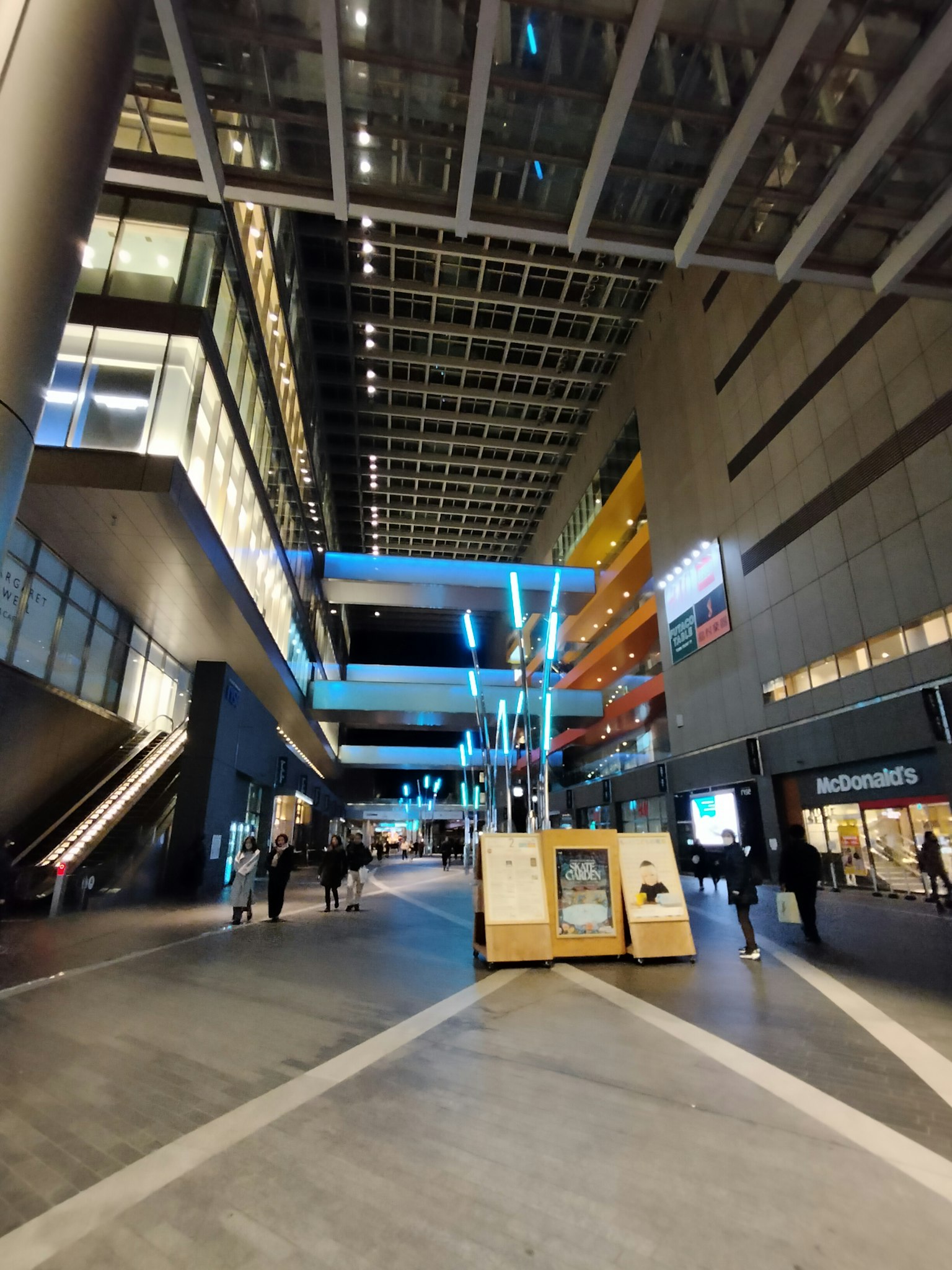 Corridor spacieux à l'intérieur d'un bâtiment moderne avec des gens marchant