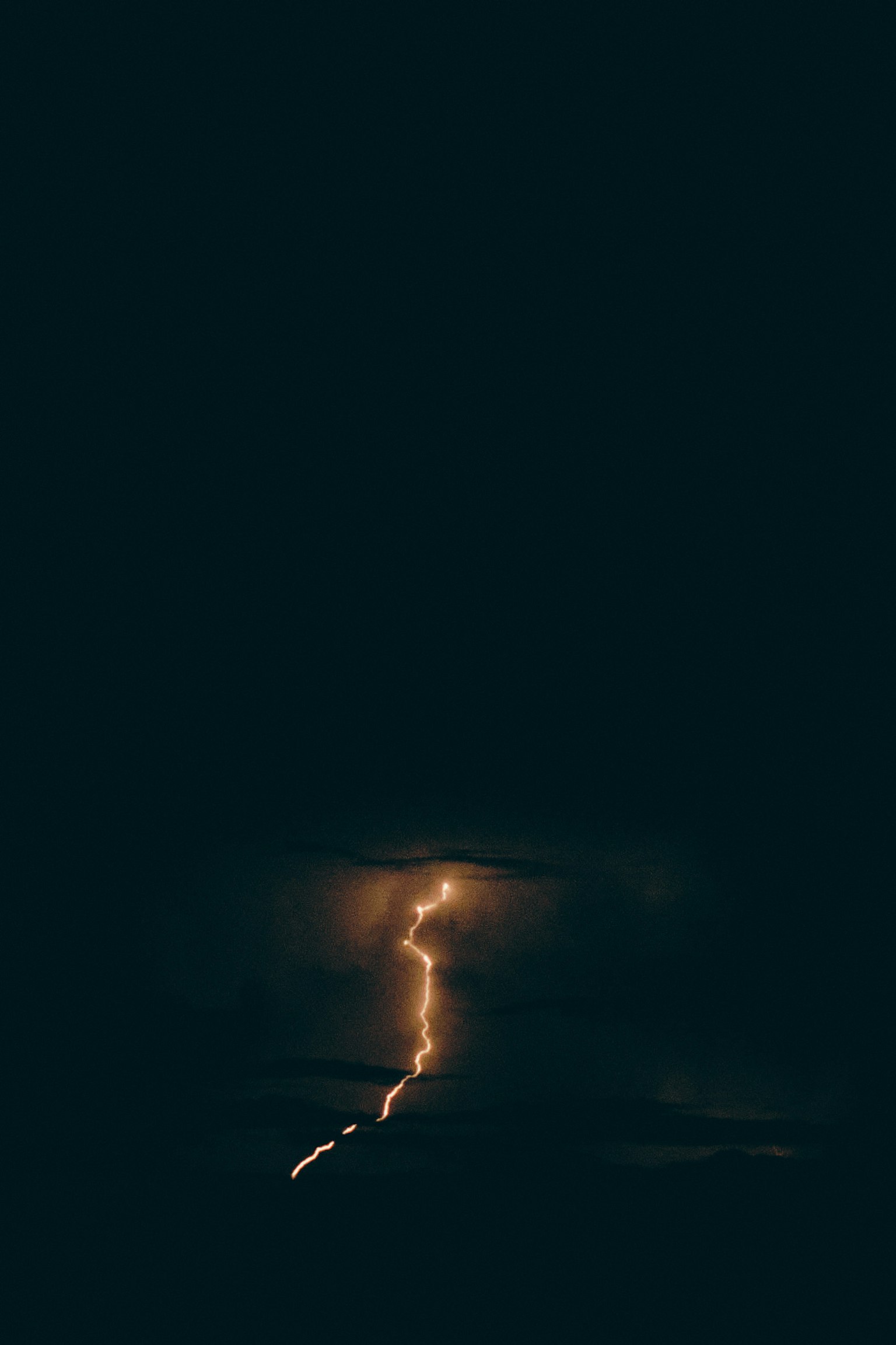 Una scena impressionante di un fulmine che colpisce in un cielo scuro