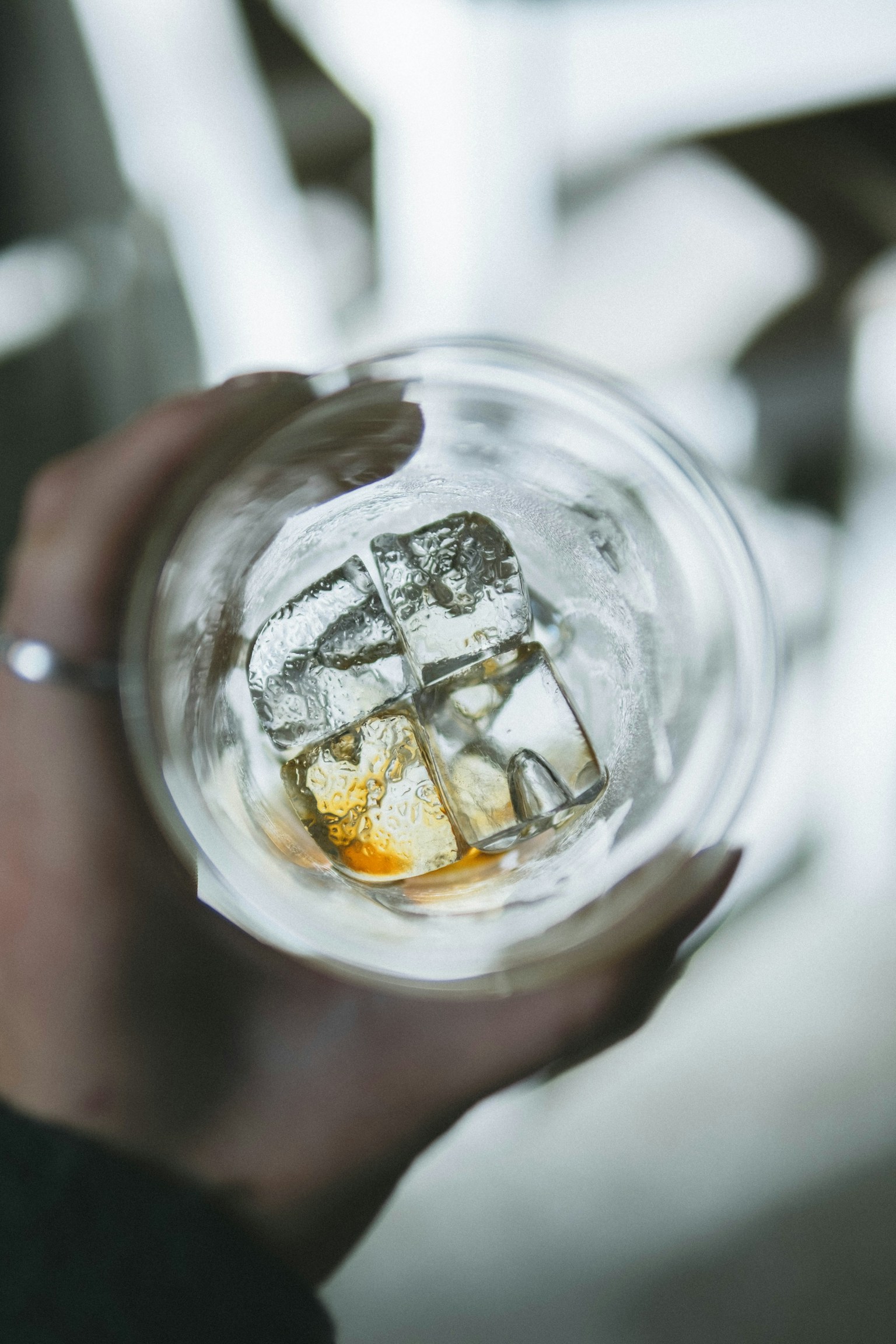 Tampilan dari atas minuman dengan es dalam gelas