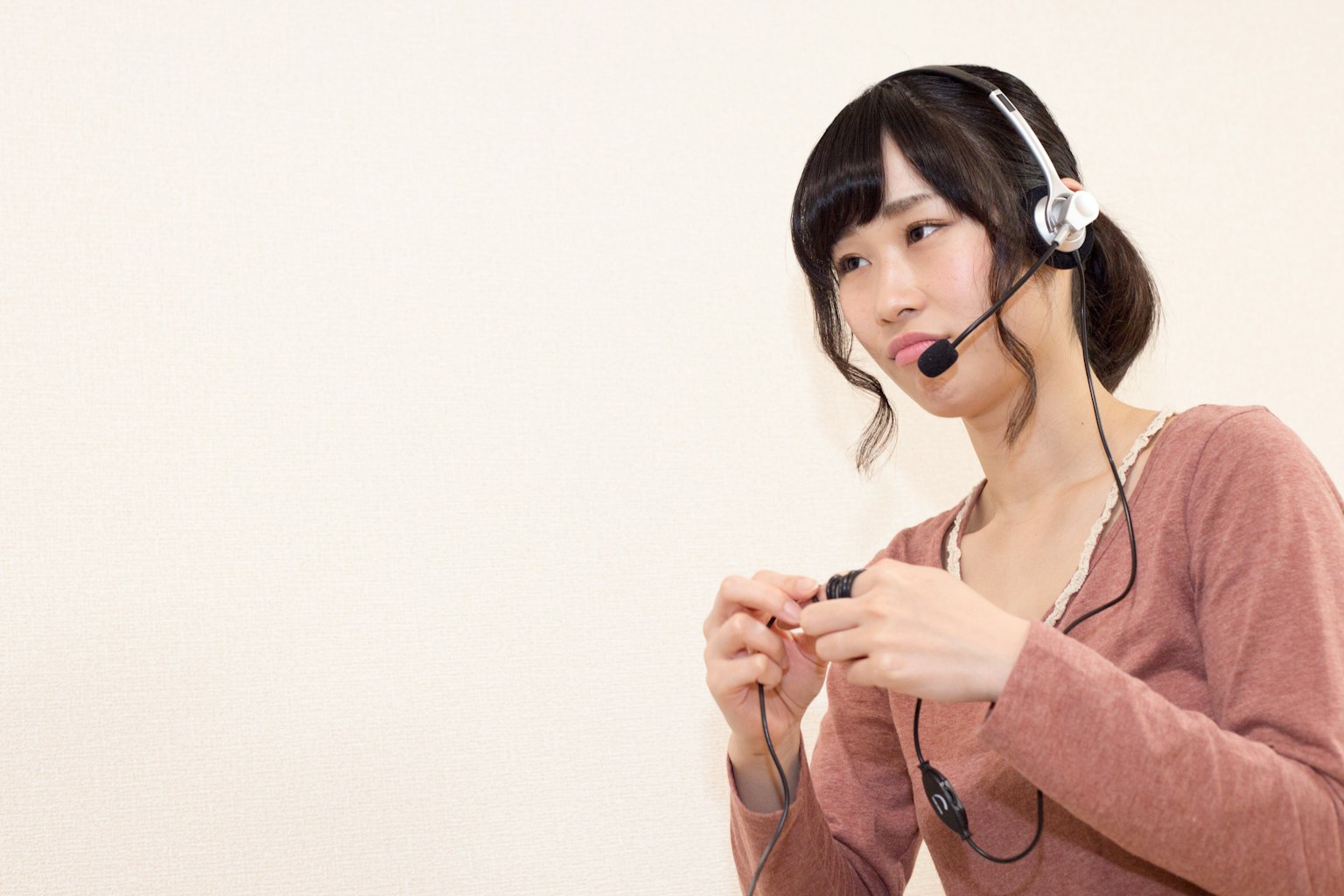 Une femme portant un casque semble concentrée