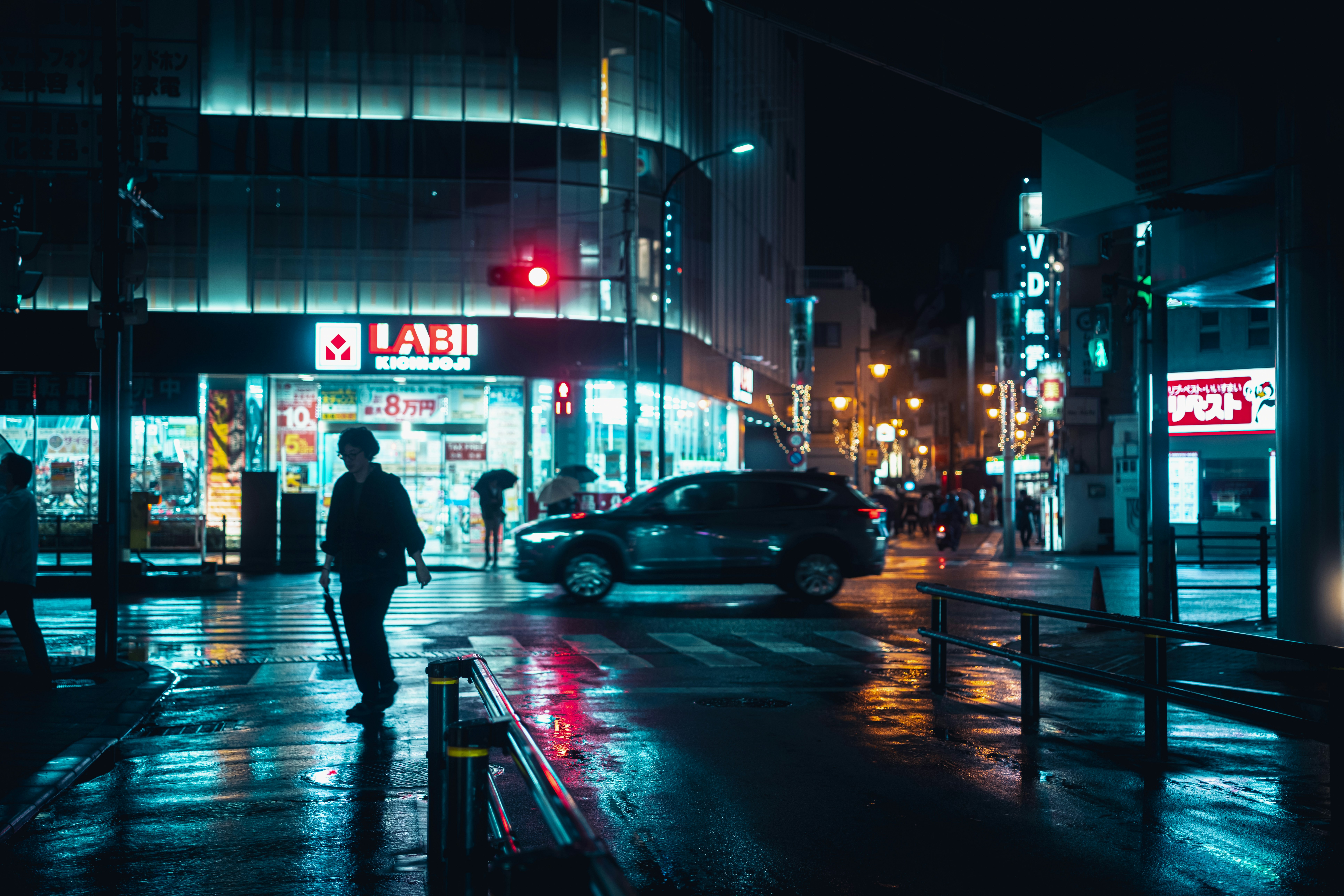 sudut jalan malam hari dengan pantulan neon saat hujan gambar