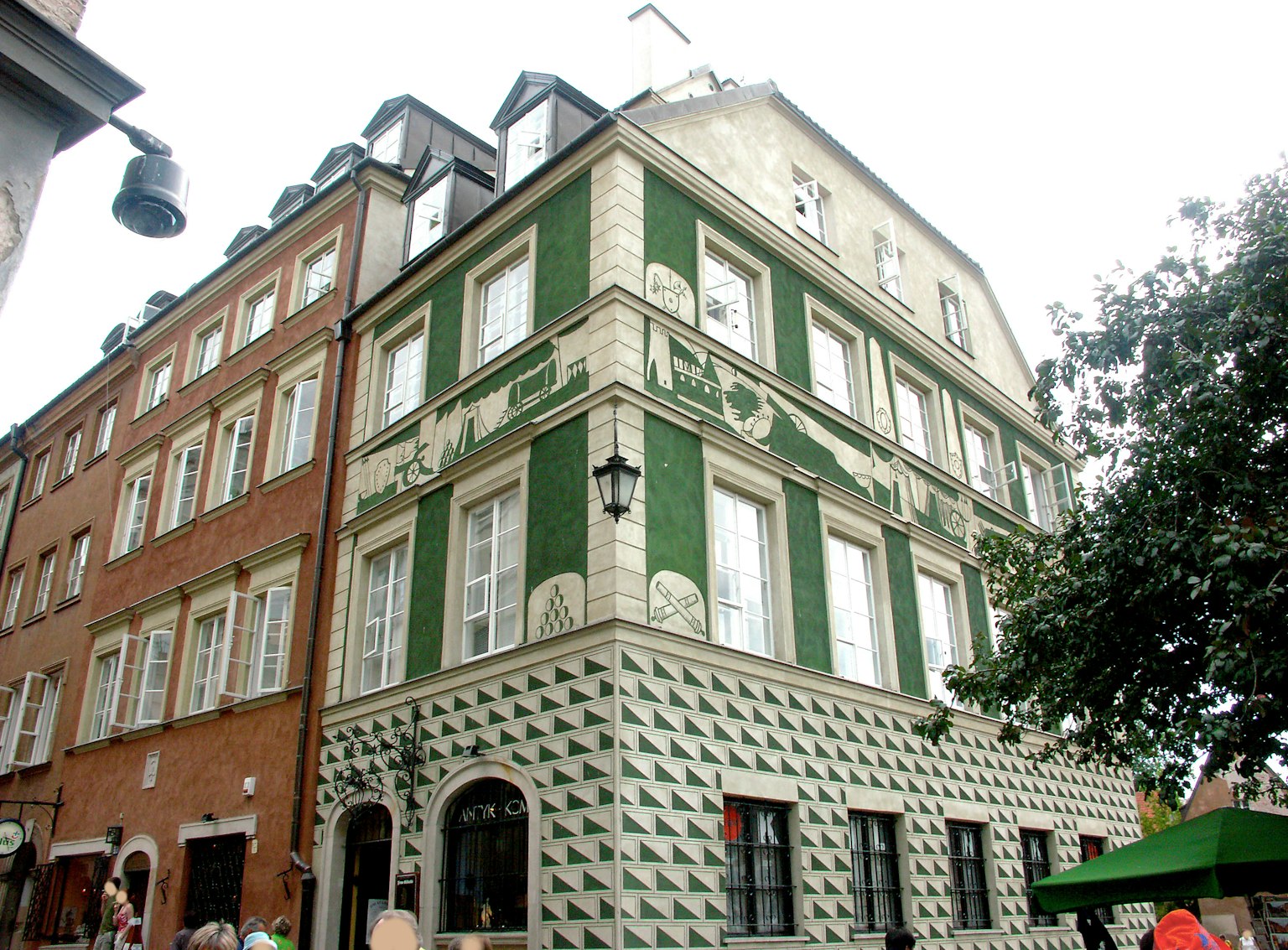 Historisches Gebäude mit grünen Dekorationselementen