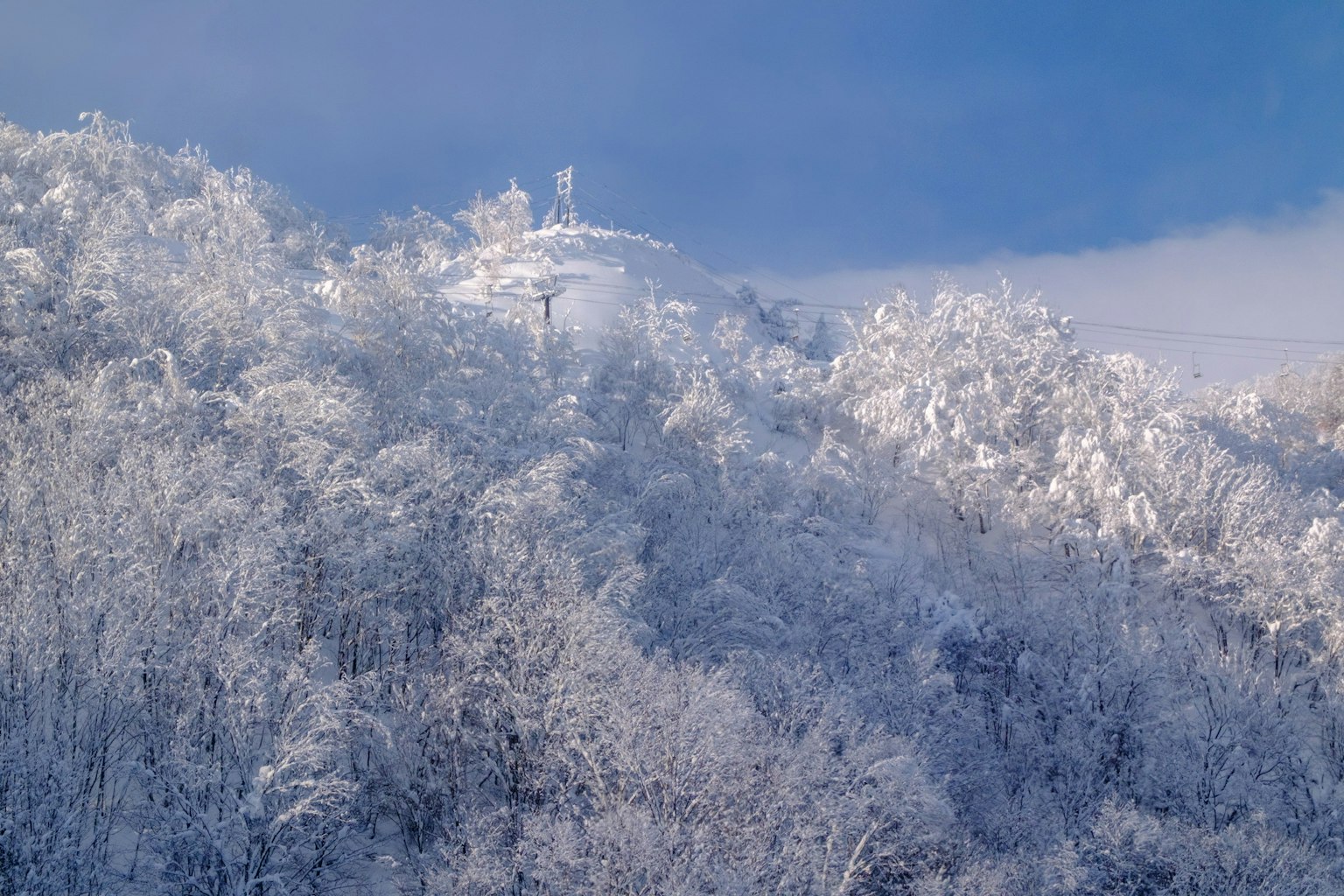 Montagne innevate con cielo blu