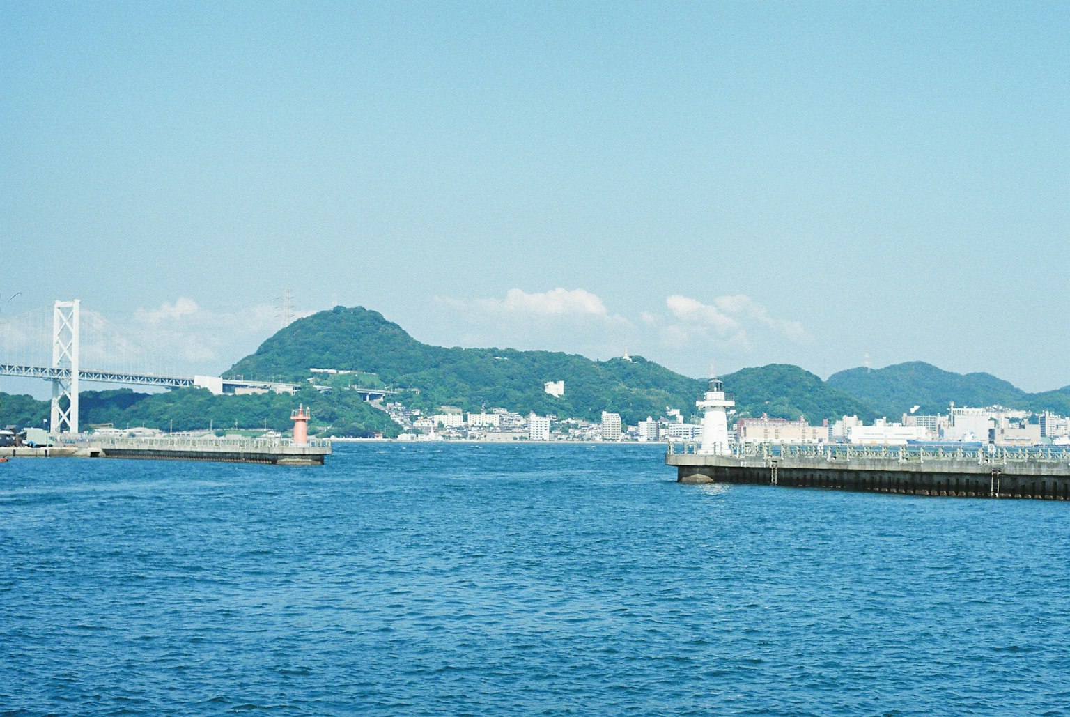 Vue du port avec de l'eau bleue et des montagnes lointaines