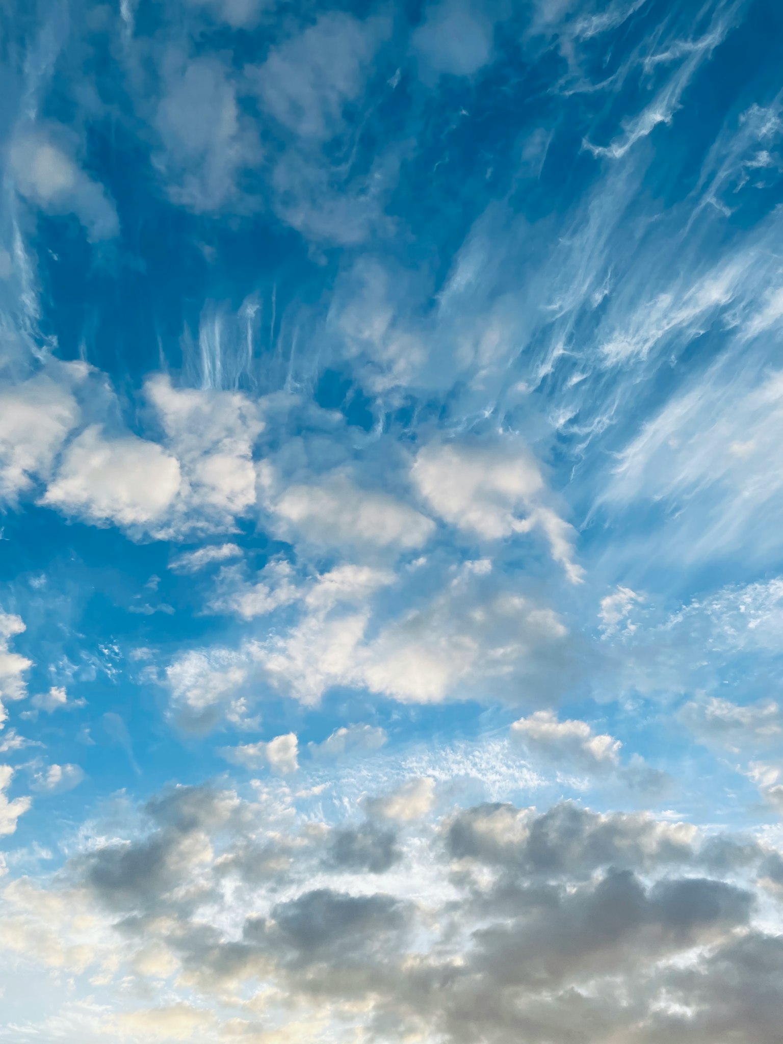 Beaux motifs de nuages dans un ciel bleu