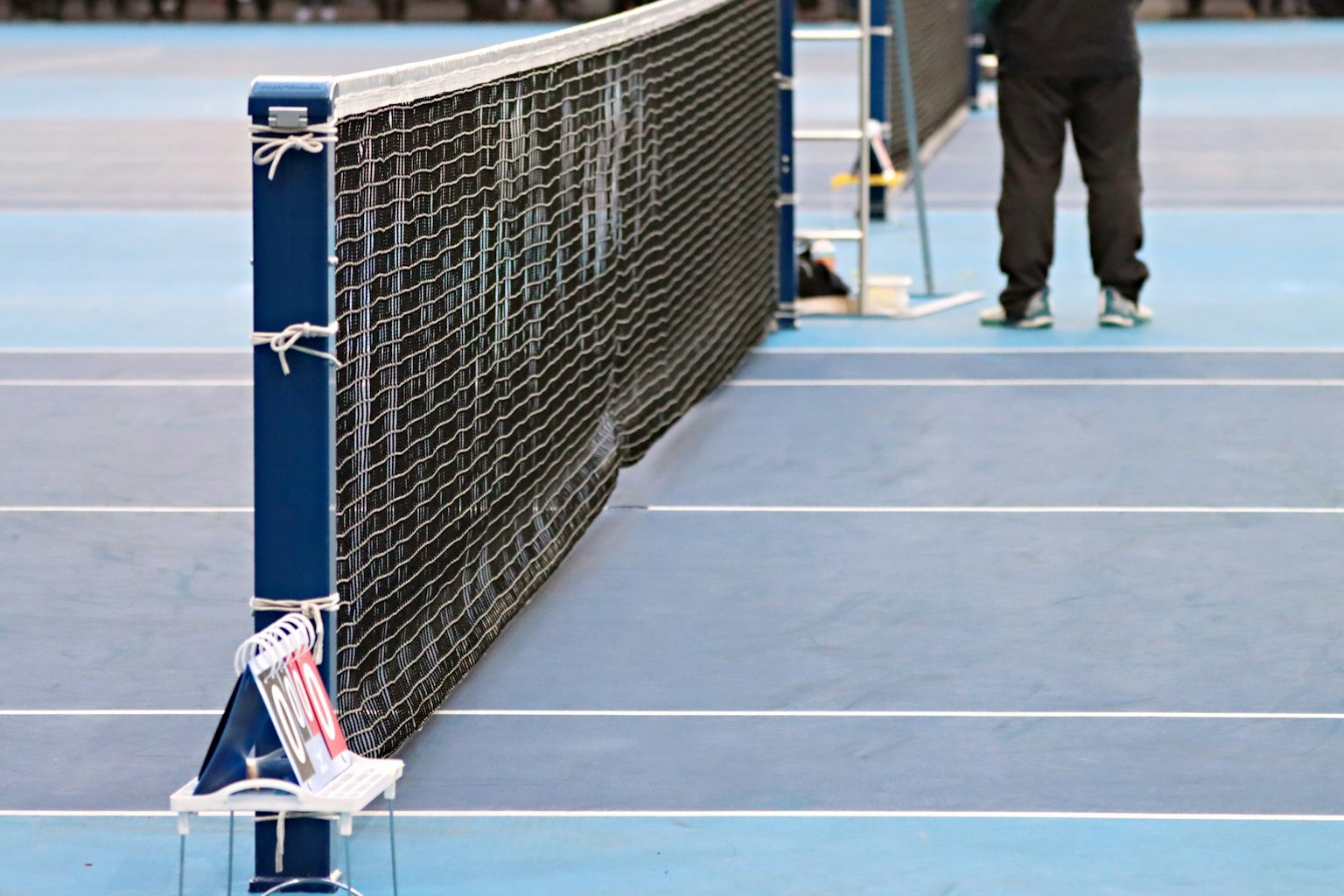 Dettagli della rete da tennis e del campo blu