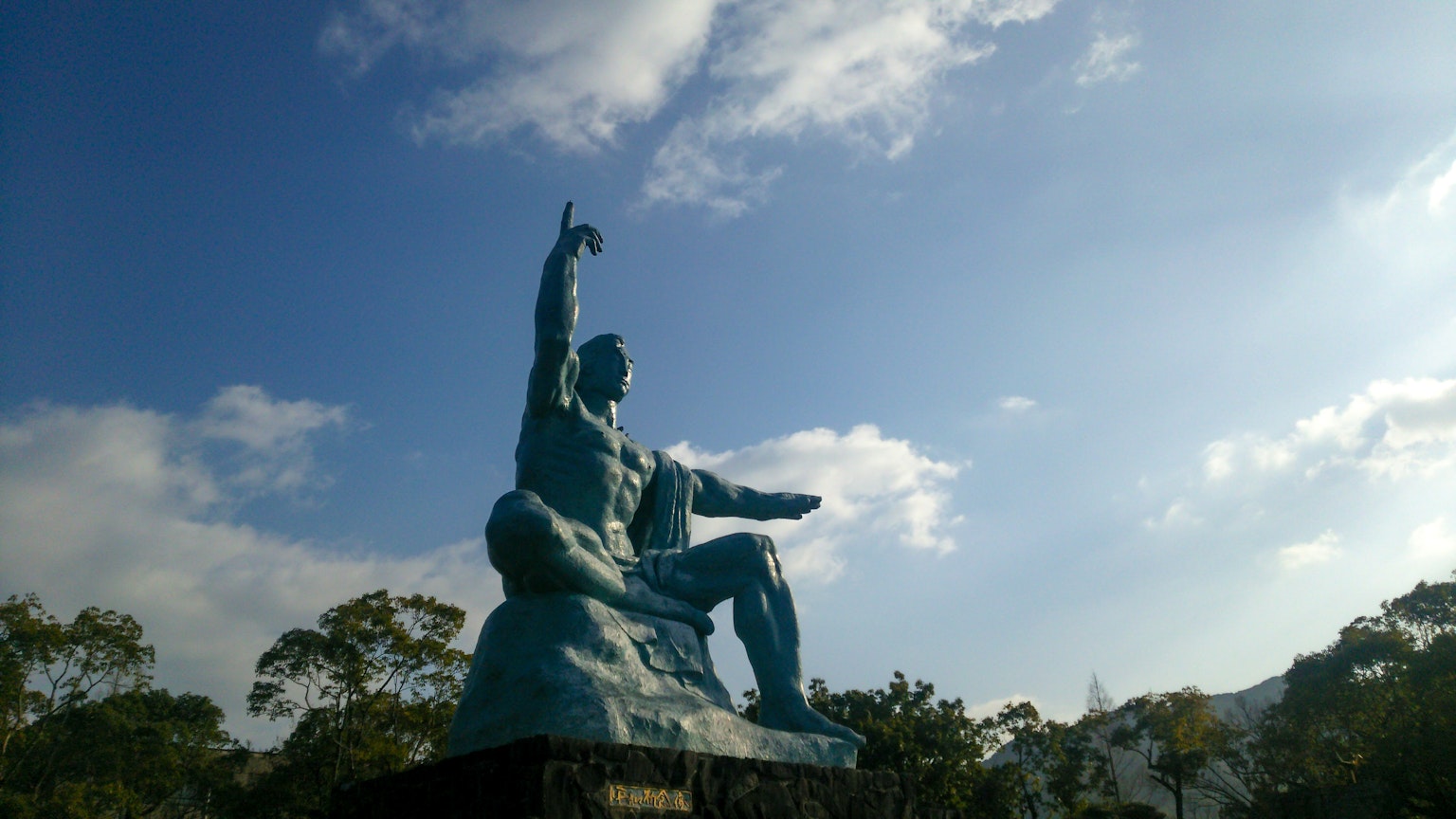 Estatua de bronce apuntando hacia el cielo