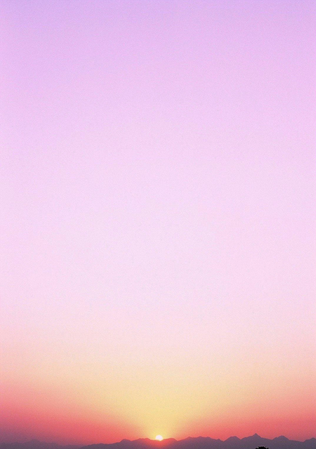 夕焼けの空と山並みのシルエット