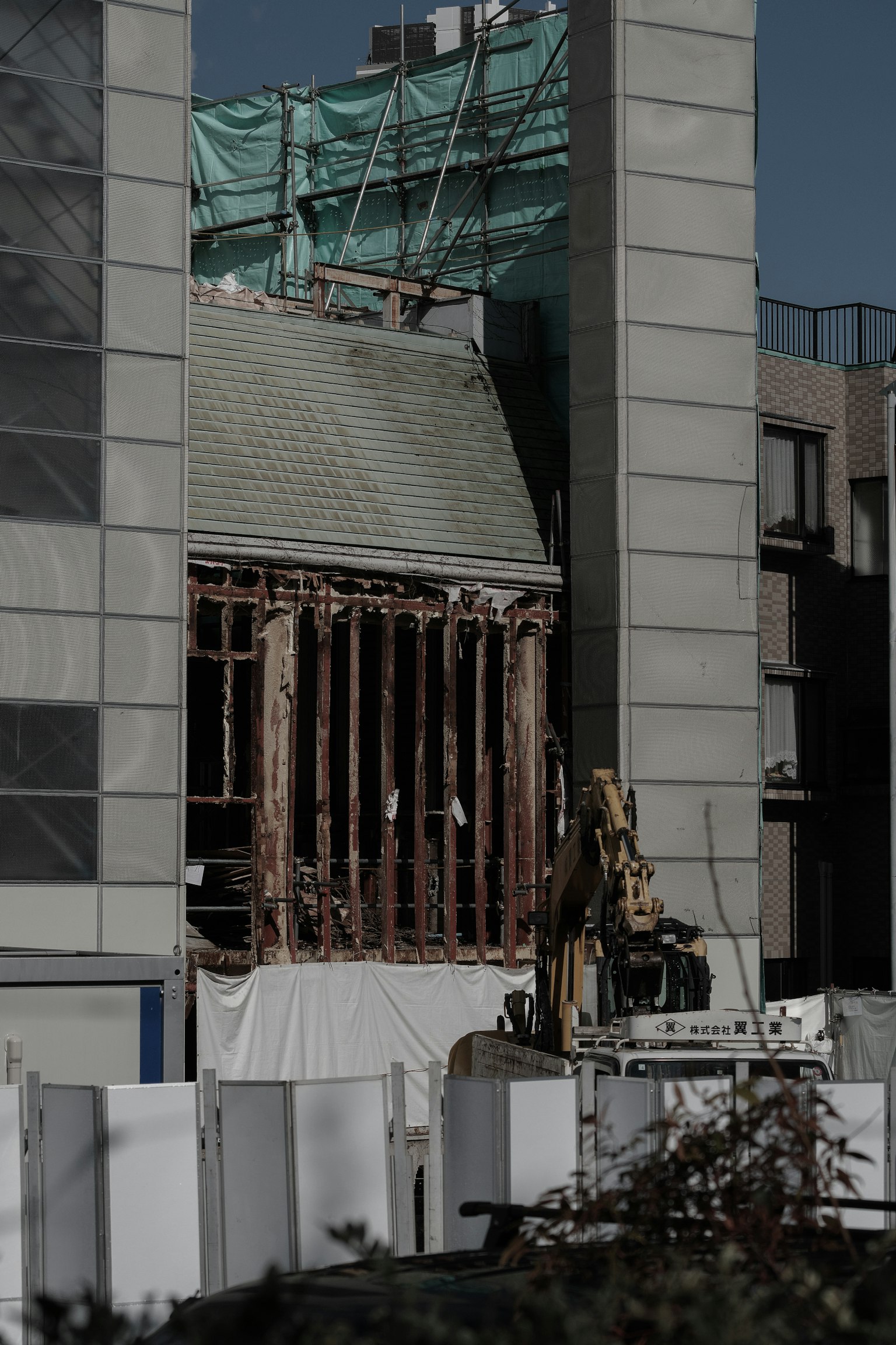 图像显示正在建设中的建筑的一部分，正在进行旧结构的拆除工作