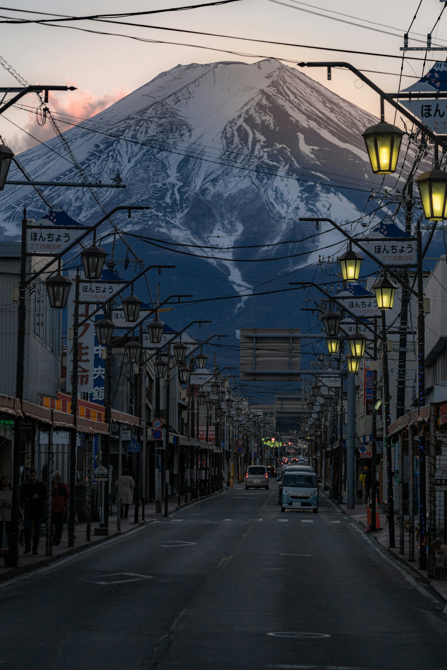安靜的街道景觀，背景是被雪覆蓋的富士山