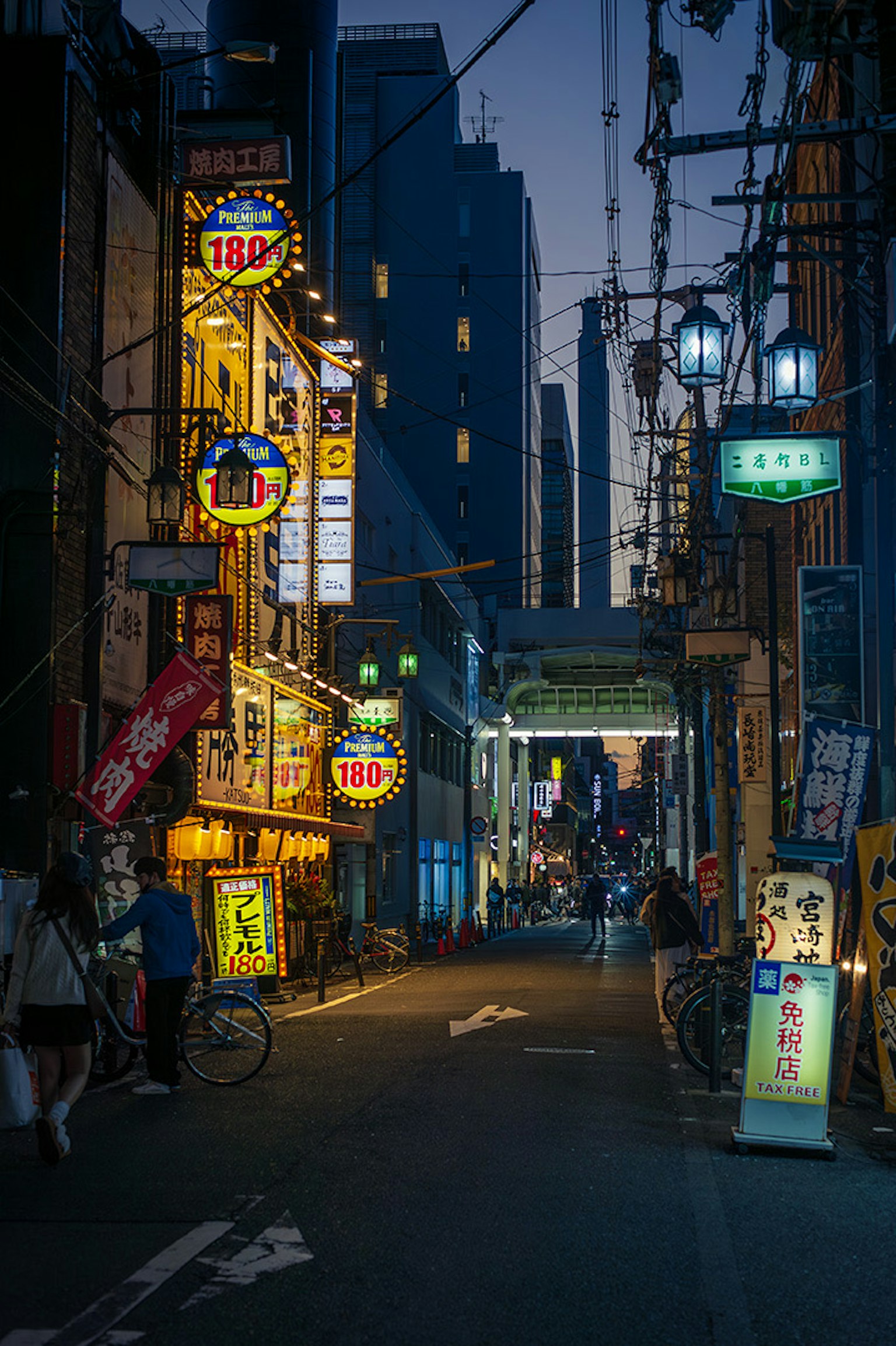 夜间街道场景，闪烁的霓虹灯和行人