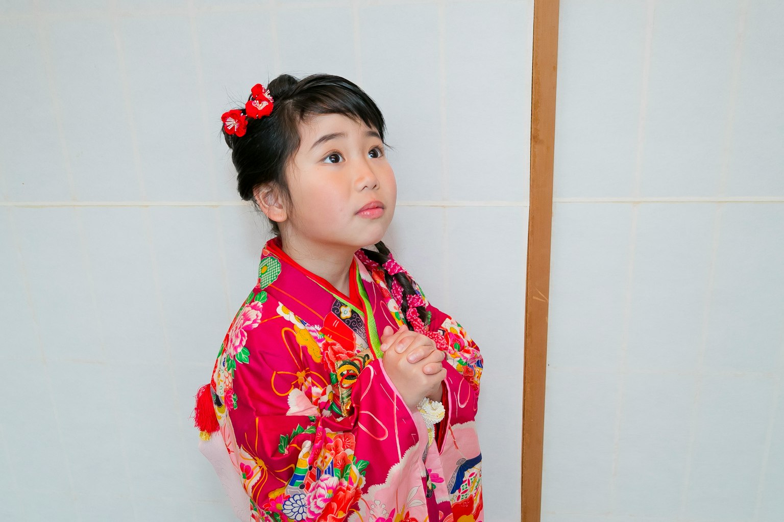 穿著紅色和服的女孩側身看著