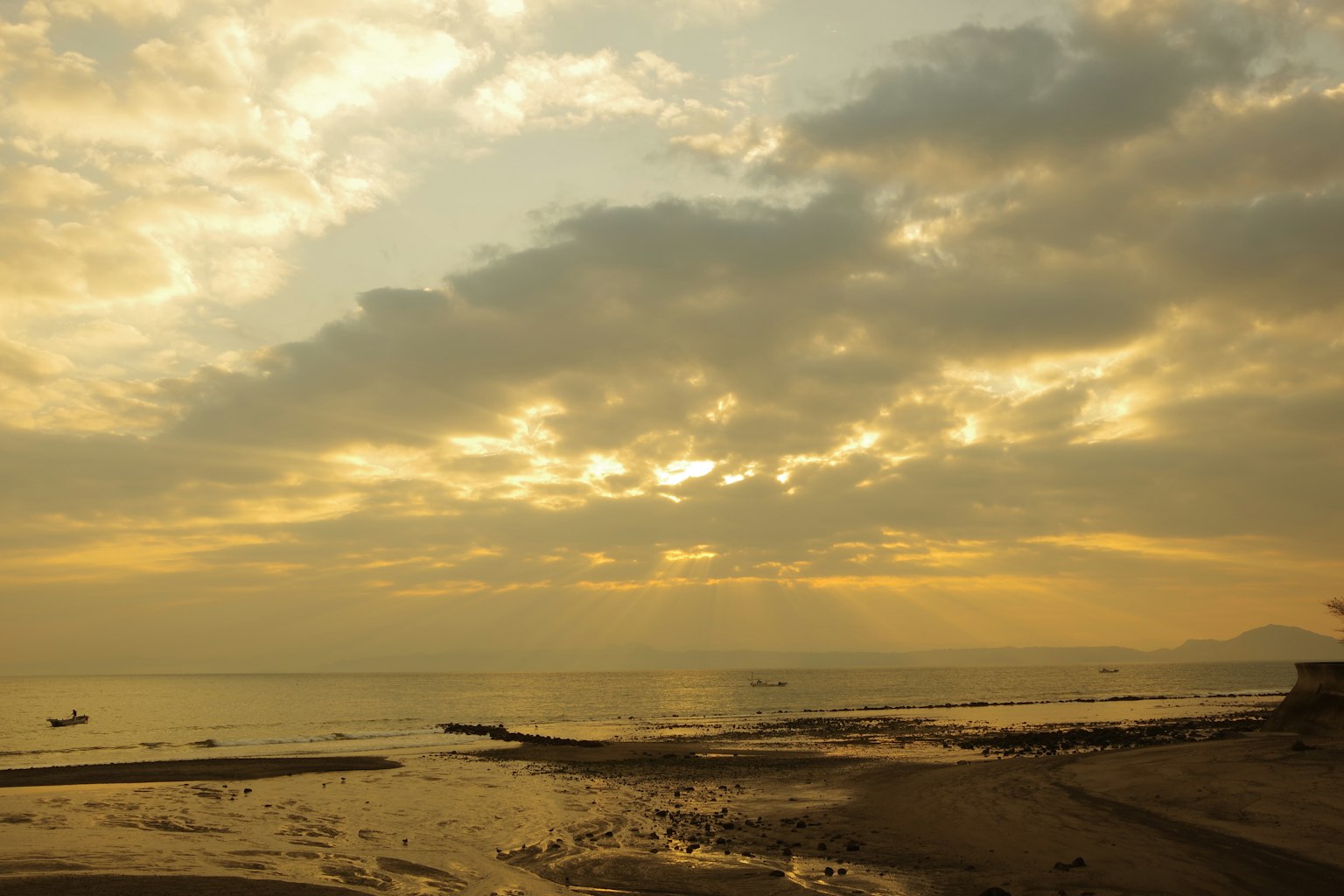 Côte sereine avec un ciel de coucher de soleil et de l'eau réfléchissante
