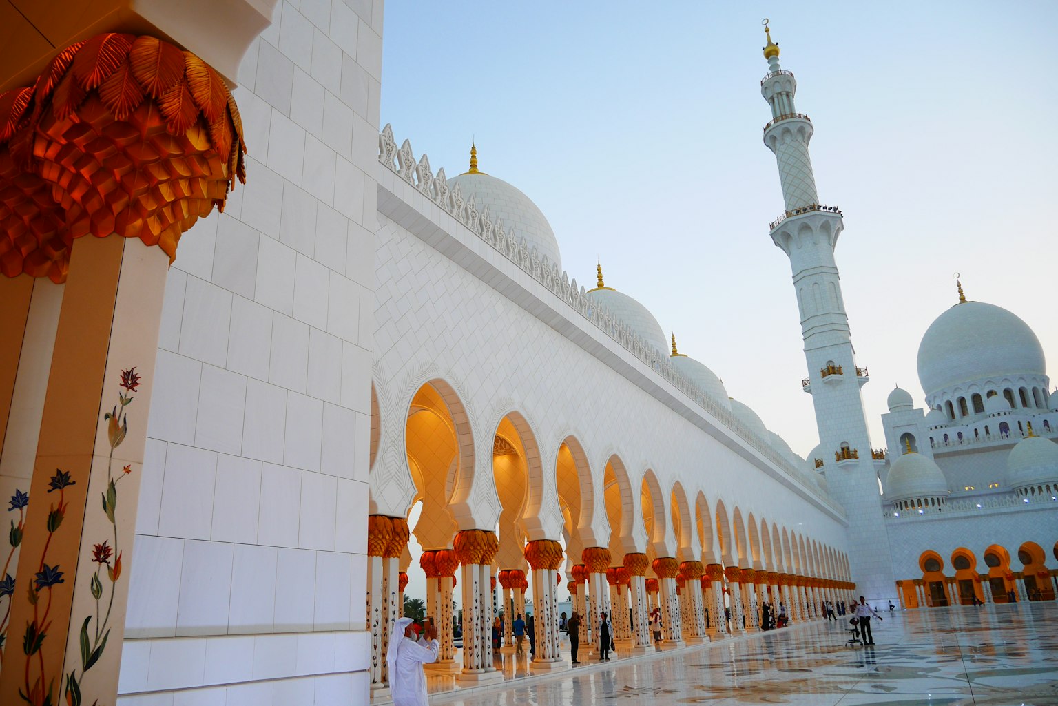 Stupende arcate e decorazioni della moschea Sheikh Zayed