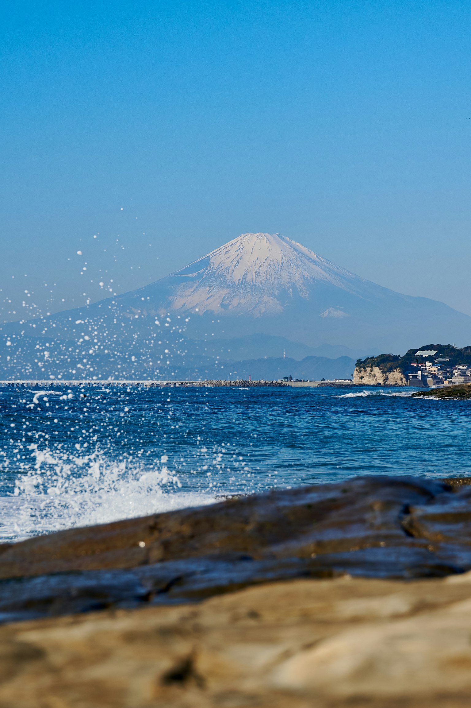 Bellissimo paesaggio che mostra il monte Fuji attraverso il mare