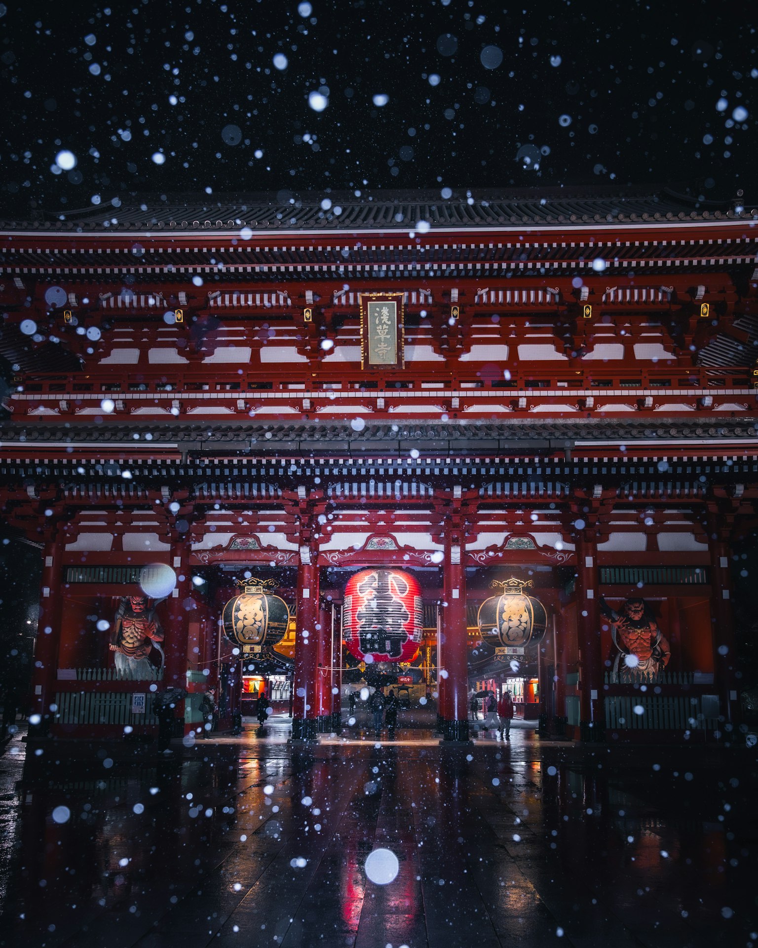 La porte rouge du temple Asakusa illuminée sous la neige