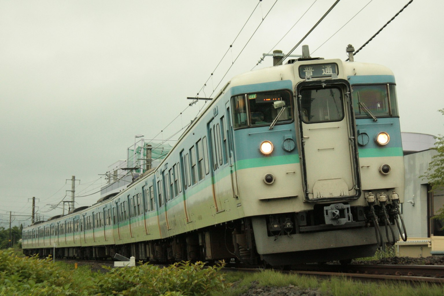 一列藍白相間的火車正在行駛