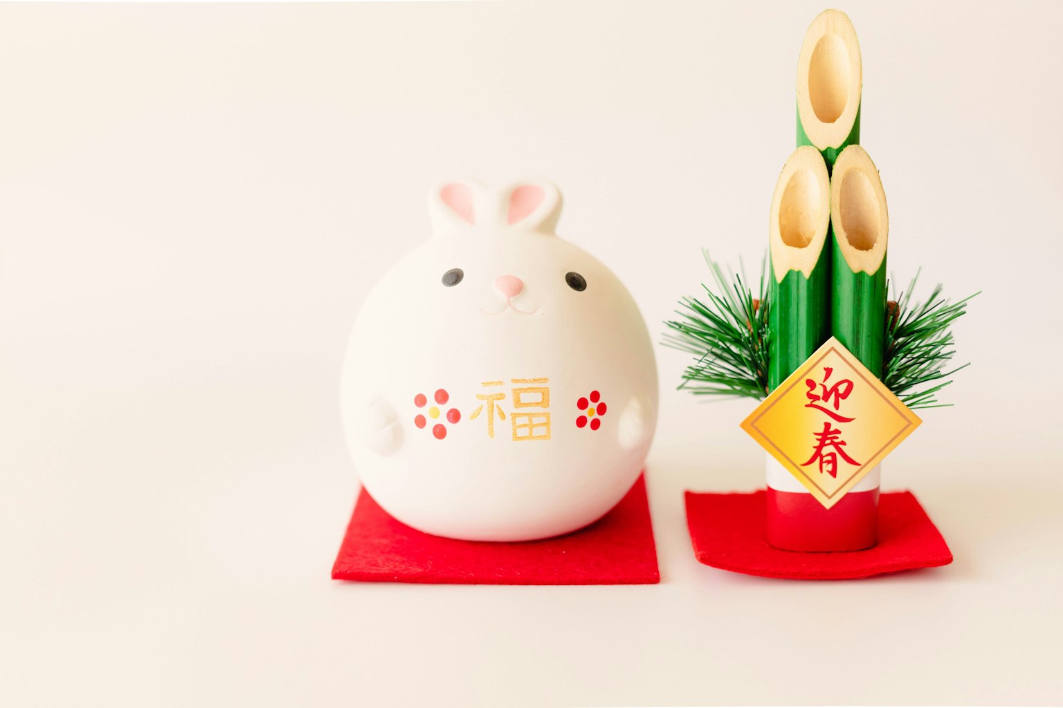 Figurina di coniglio bianco e decorazione in bambù per il Capodanno