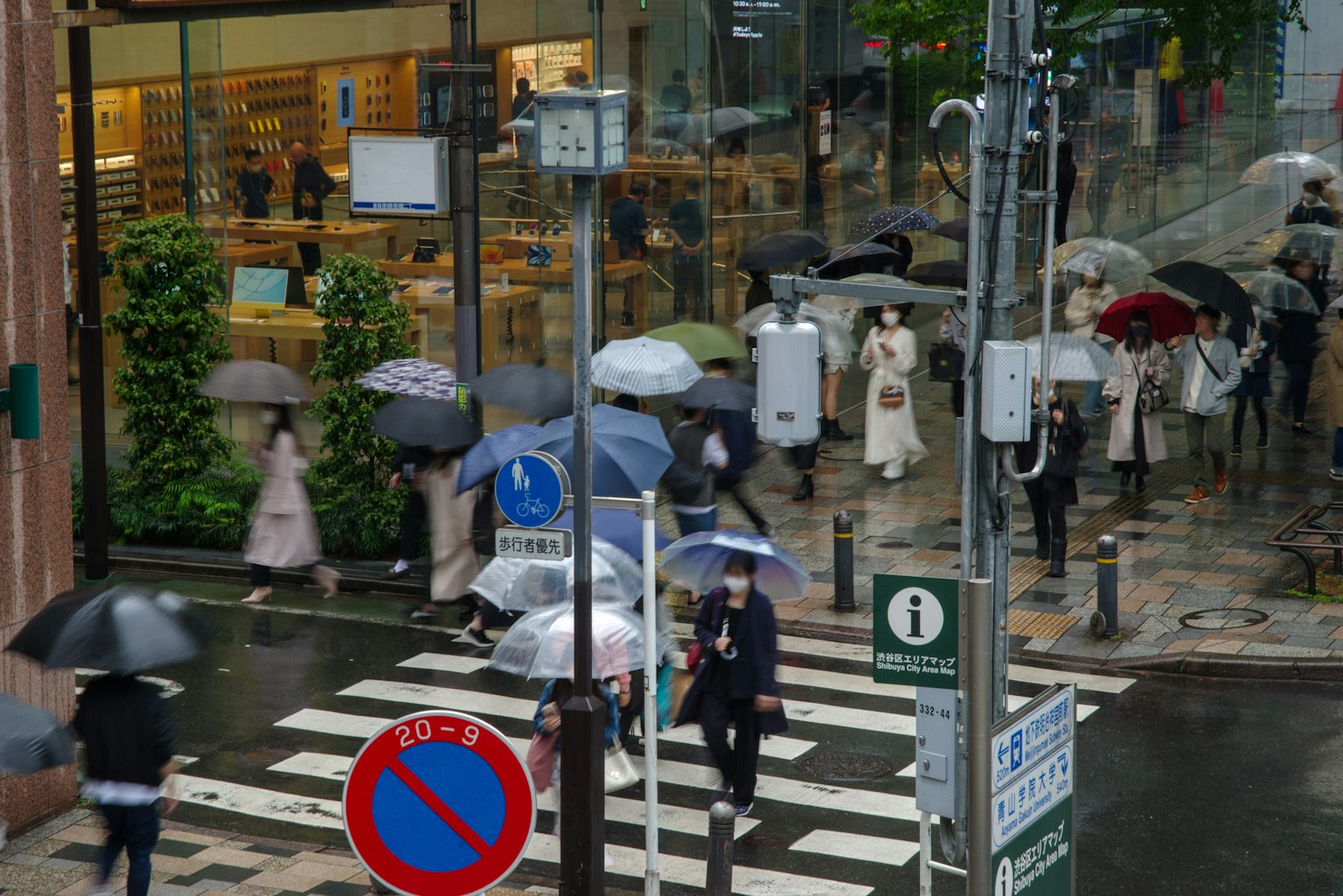 Scène urbaine par un jour de pluie avec des gens marchant sous des parapluies