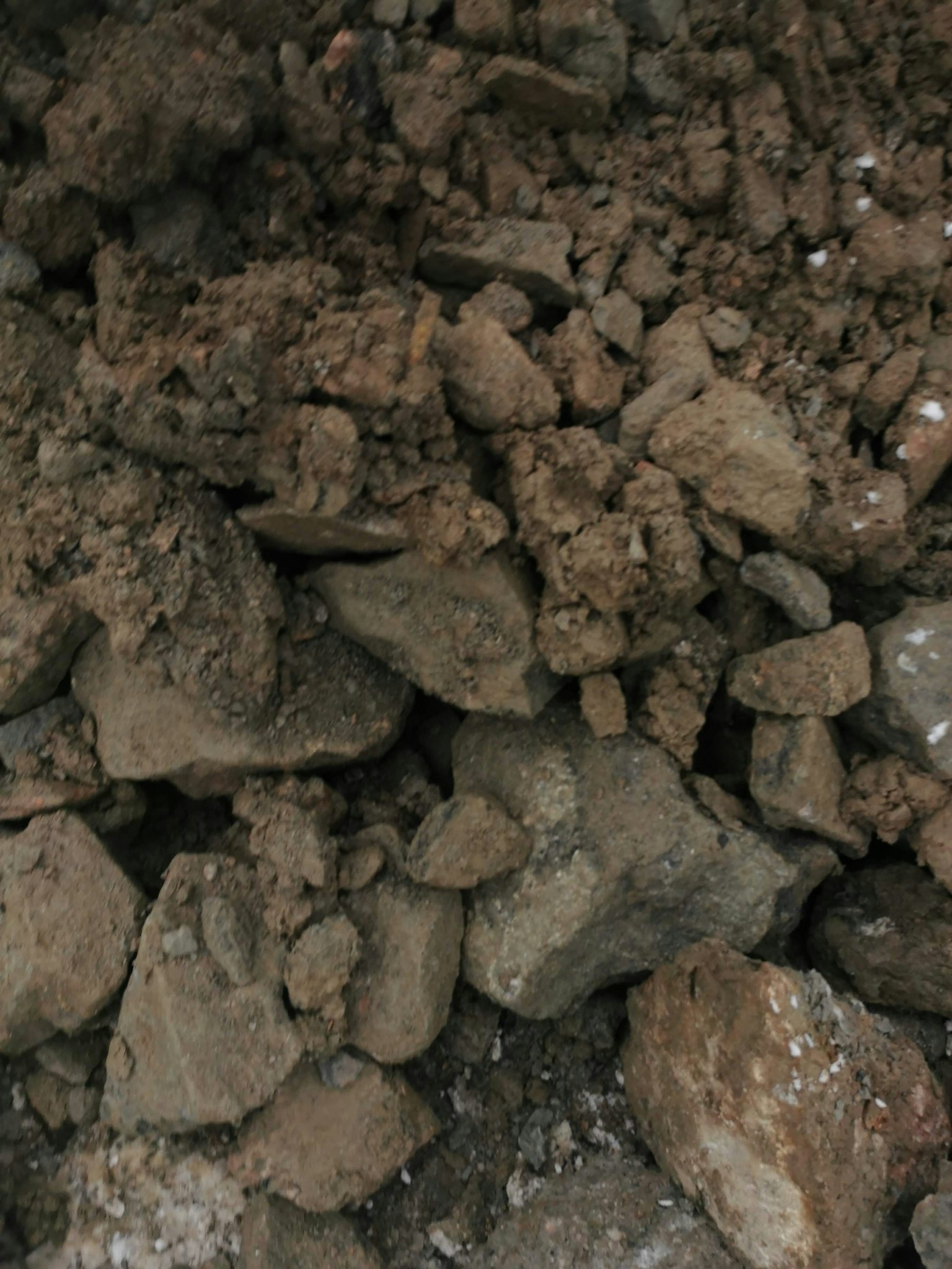 Acercamiento del suelo con mezcla de tierra y rocas