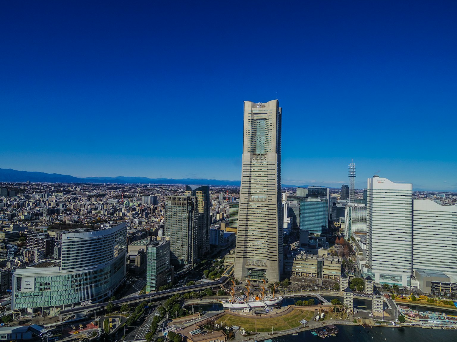 橫濱地標塔與周圍城市景觀