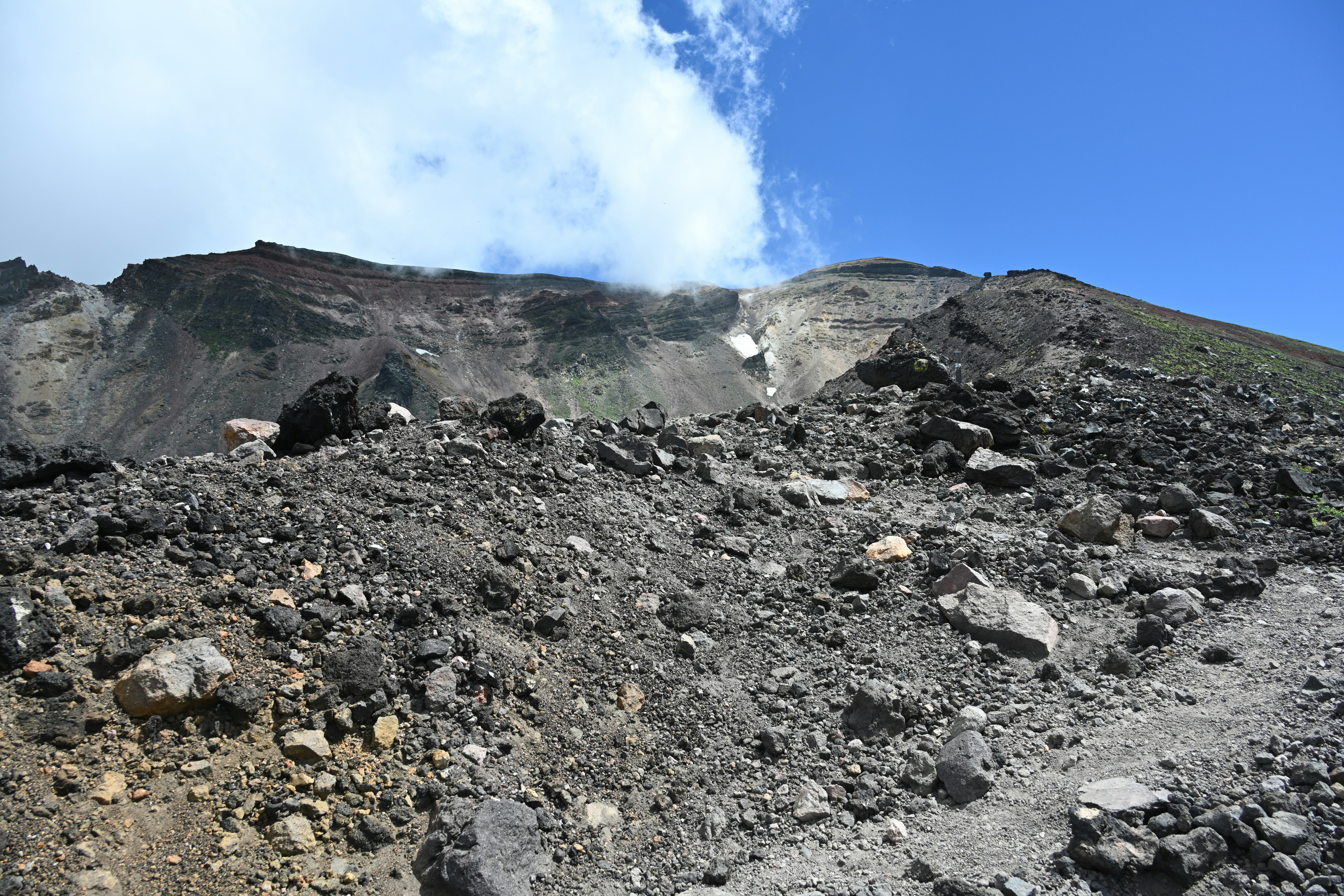 崎岖火山岩坡与远处山脊