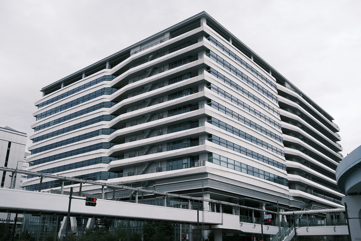 Esterno di un moderno edificio per uffici con piani orizzontali e finestre in vetro