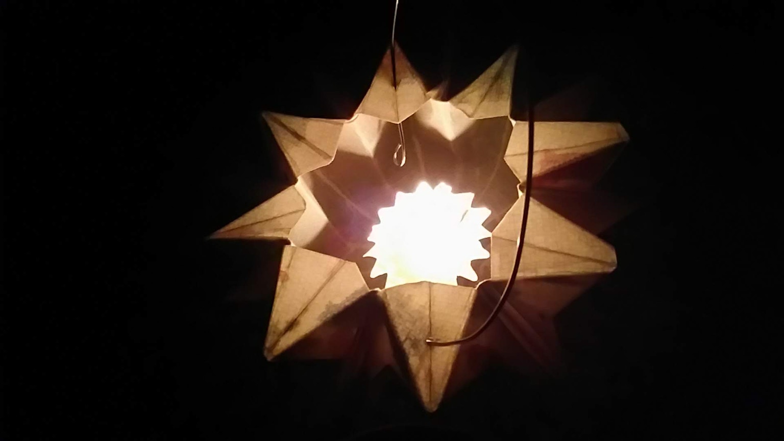 Lampada a forma di stella che brilla su uno sfondo scuro