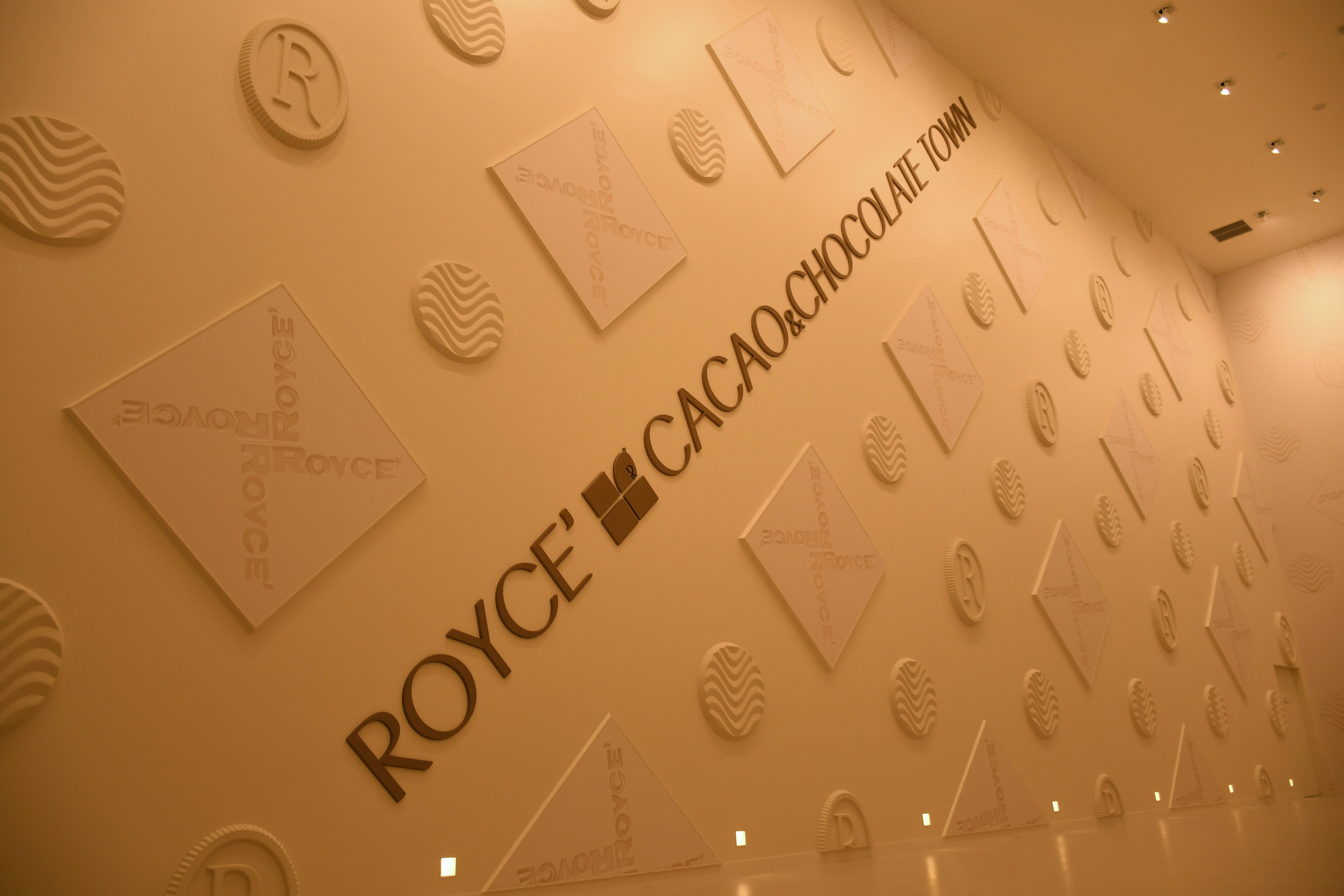 dinding pameran dengan logo bertema cokelat