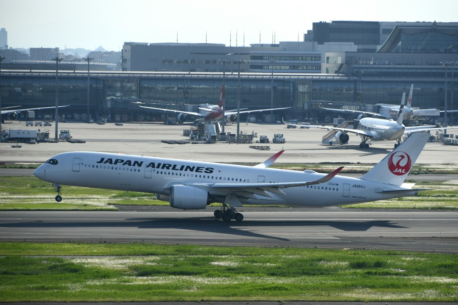 日本航空飞机在跑道上滑行