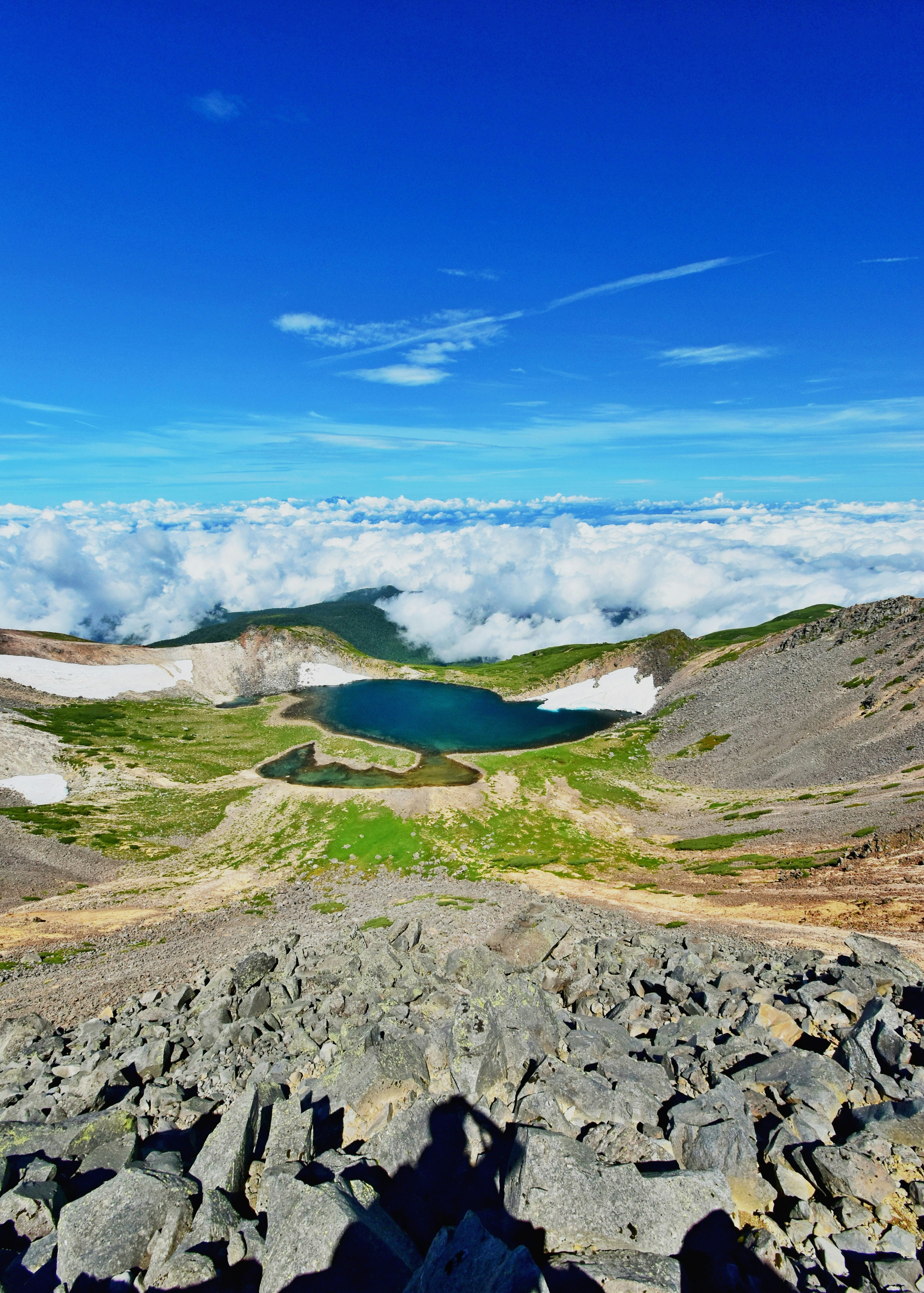 乗鞍岳の権現池を望む高山の景色