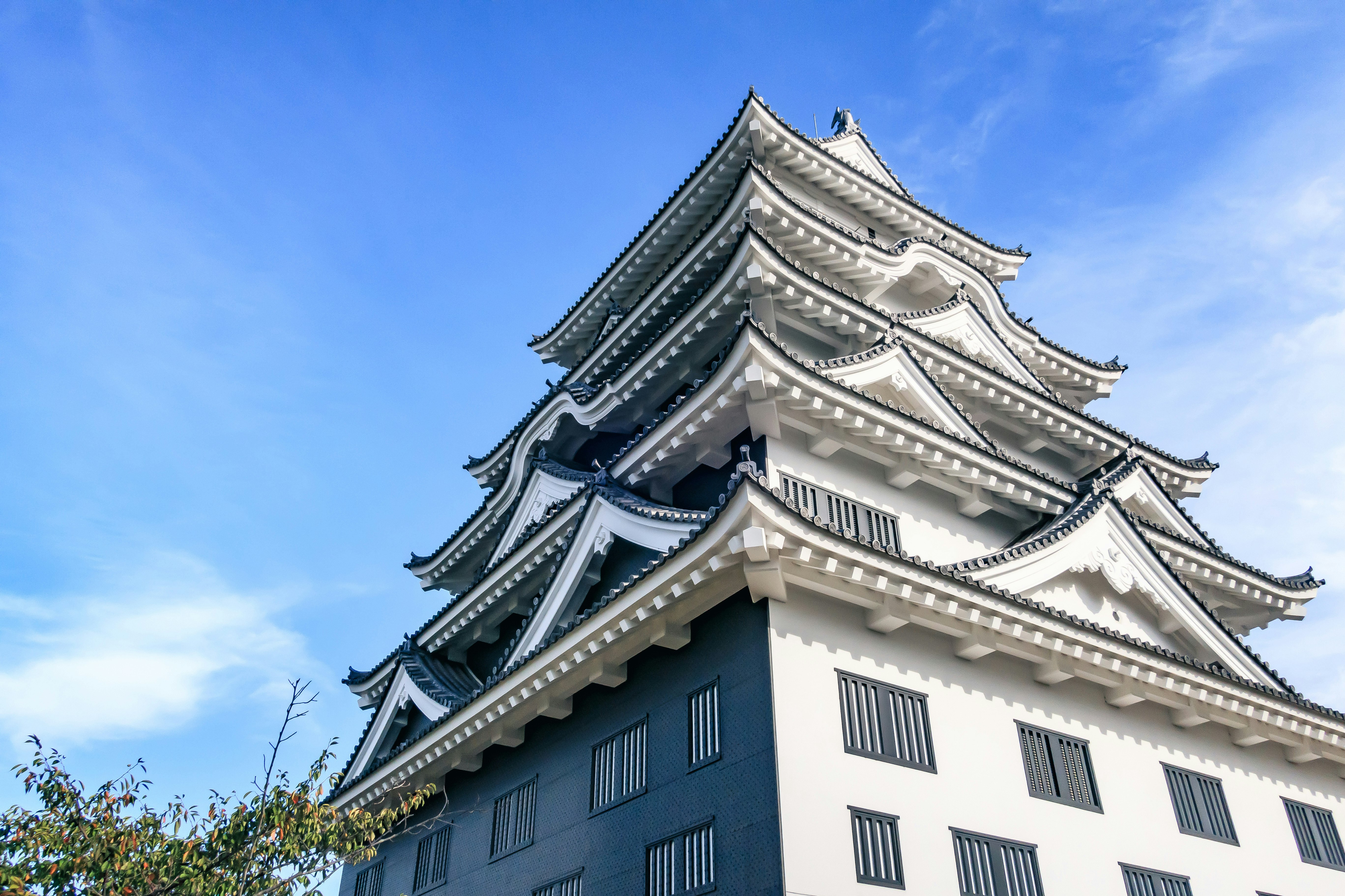 青空の下にそびえる福山城の天守閣