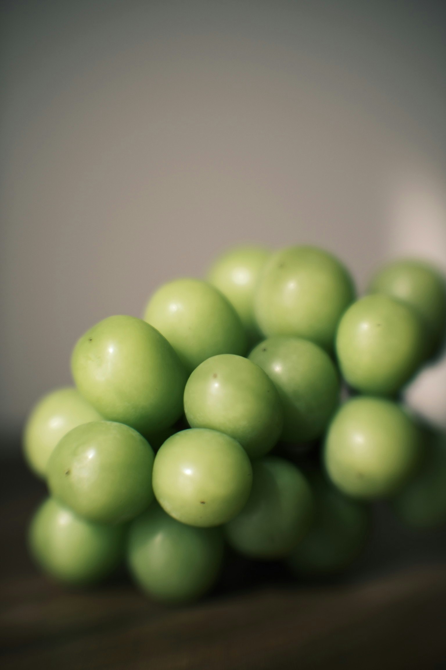 緑色のブドウの房がテーブルの上に置かれている
