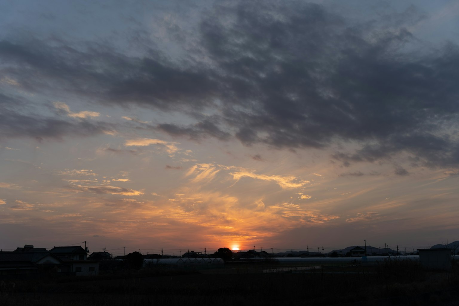 日落天空与云彩和落日