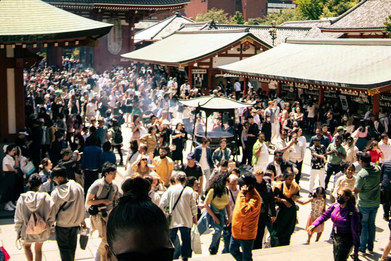 人群聚集在淺草寺，背景是傳統建築