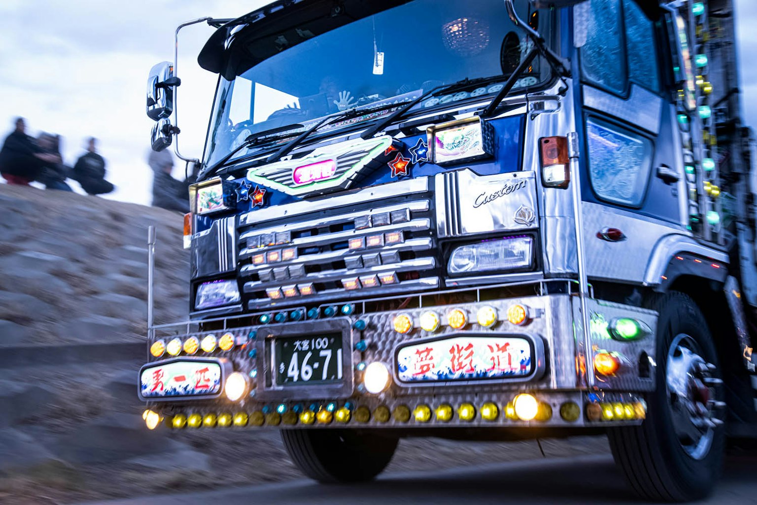 Dekorativer Lastwagen fährt nachts