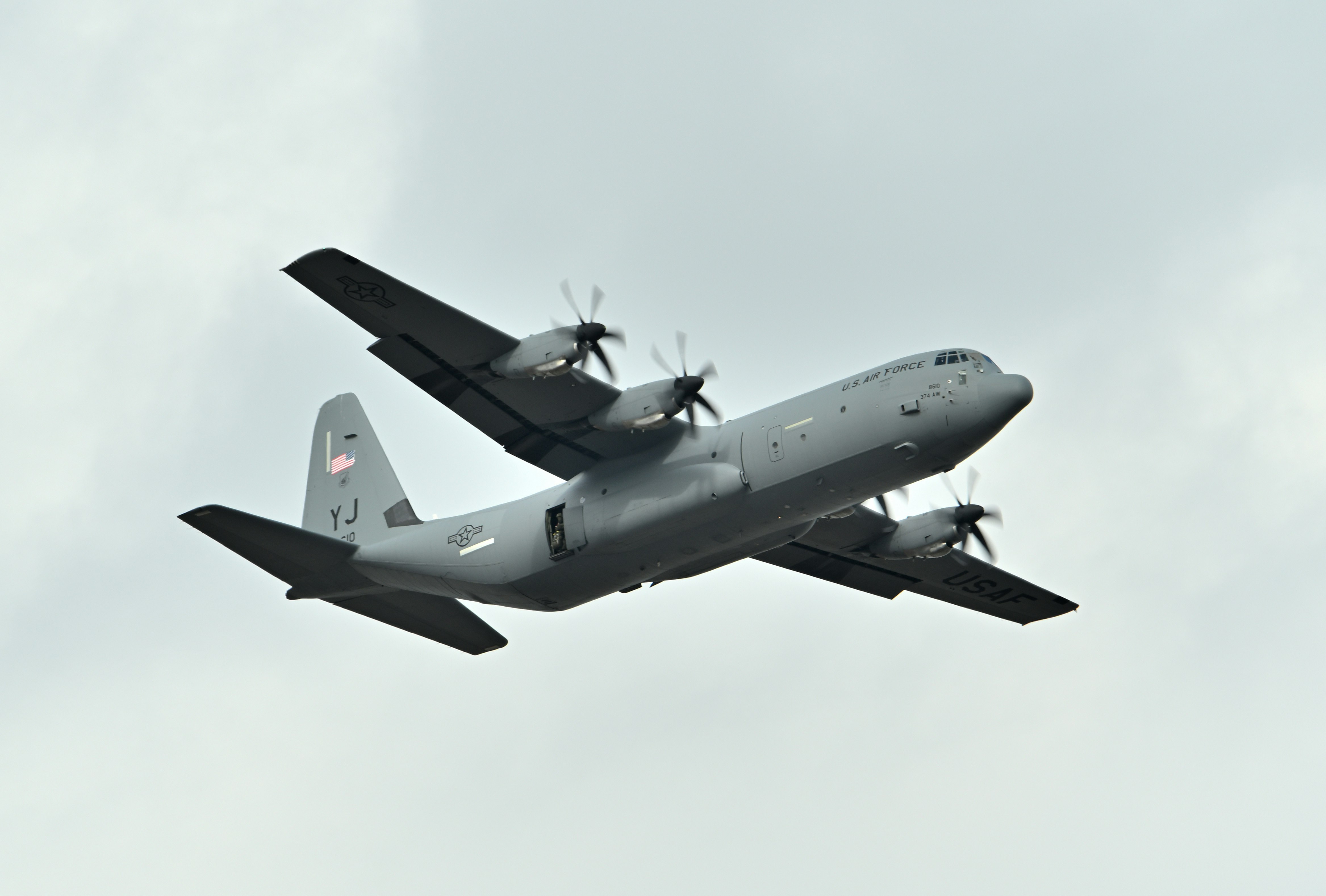 空を飛ぶ大型輸送機の編隊
