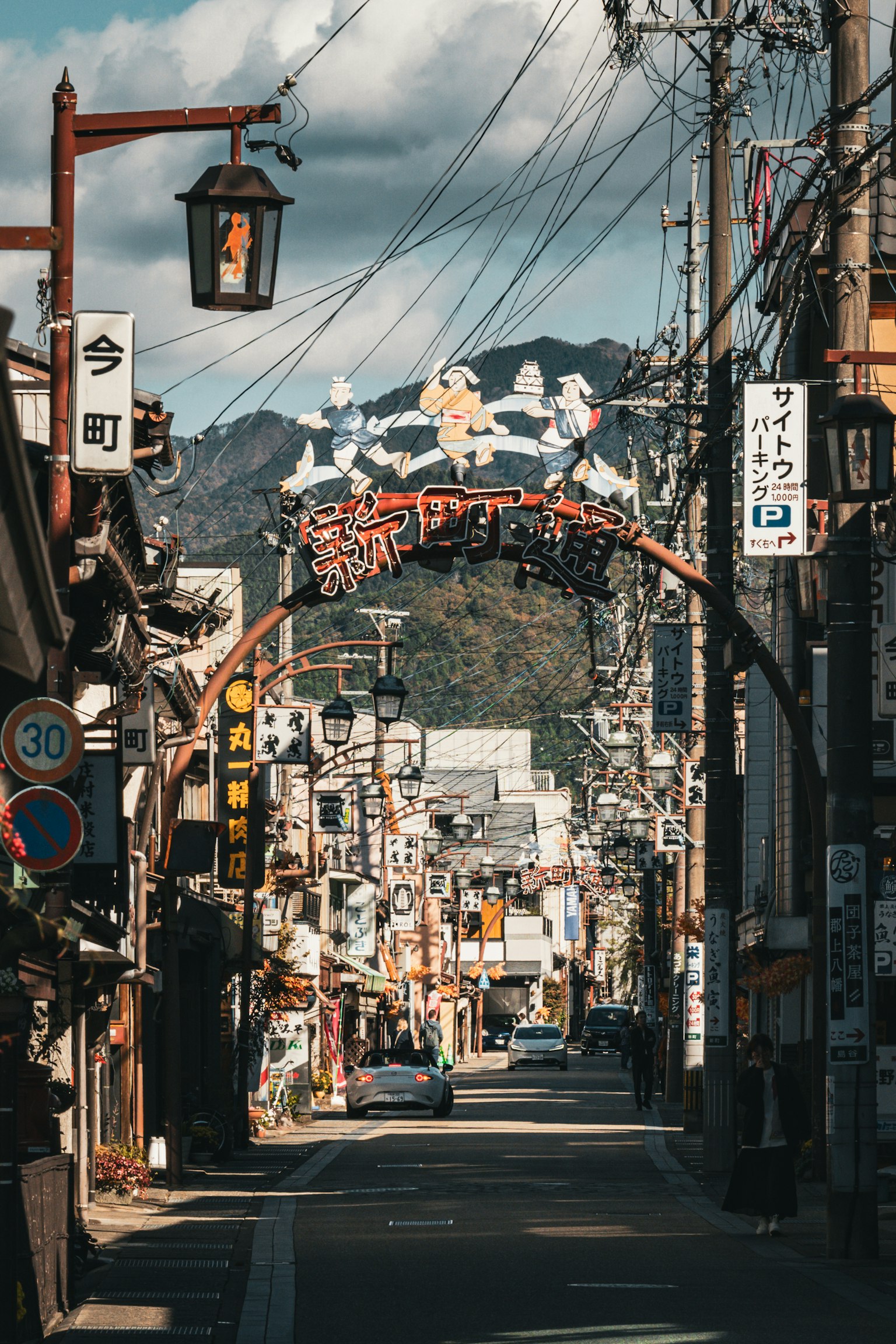购物区的街景，背景有山