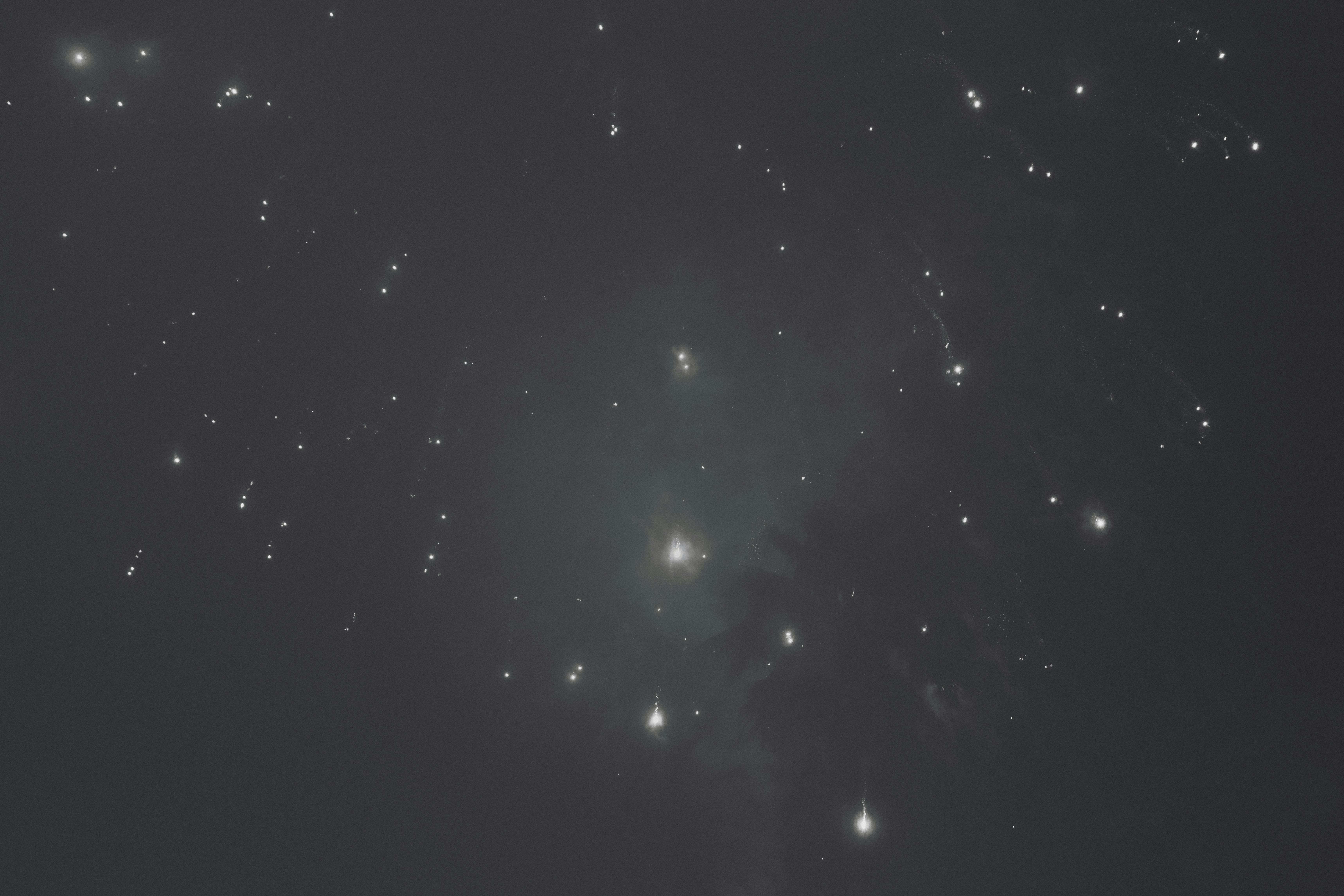 星空の中に広がる淡い星雲と散光星