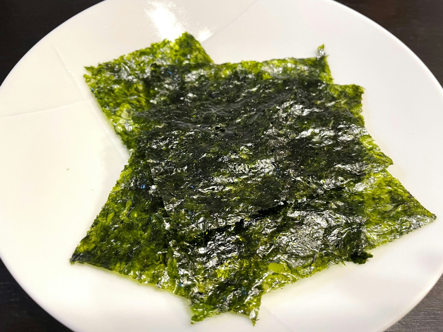 白色盤子上的海藻片
