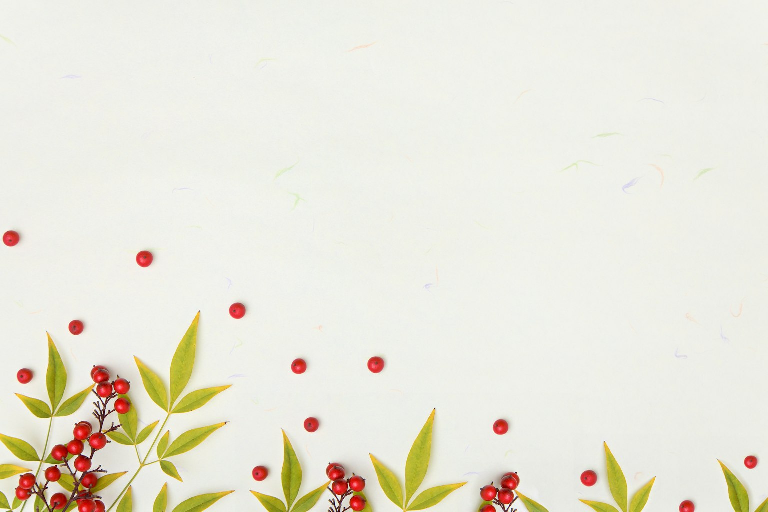 Design mit roten Beeren und grünen Blättern auf weißem Hintergrund