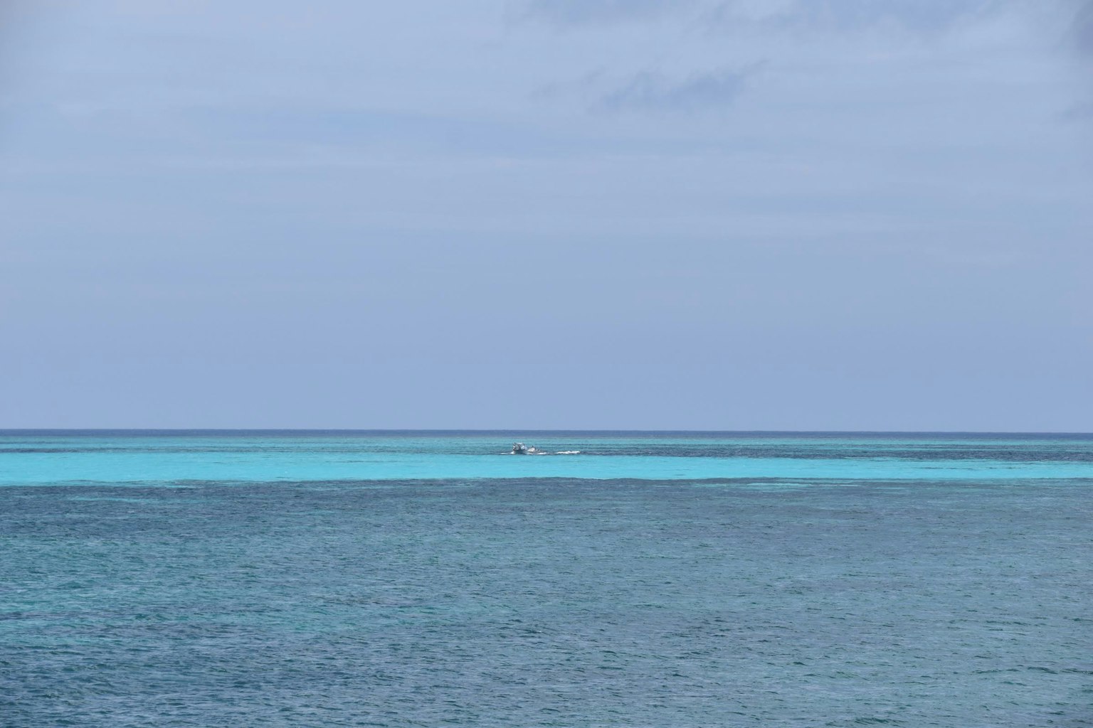 Ruhige Ozeansicht mit blauem Himmel sanfte blaue Reflexionen auf dem Wasser