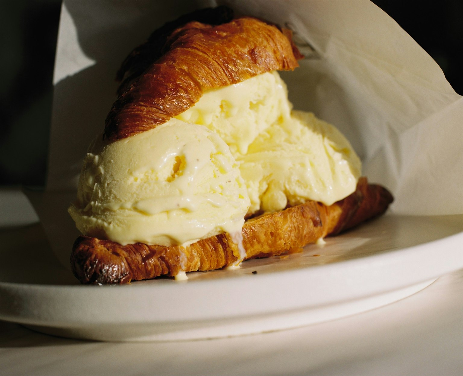 Croissant hojaldrado relleno de helado de mantequilla