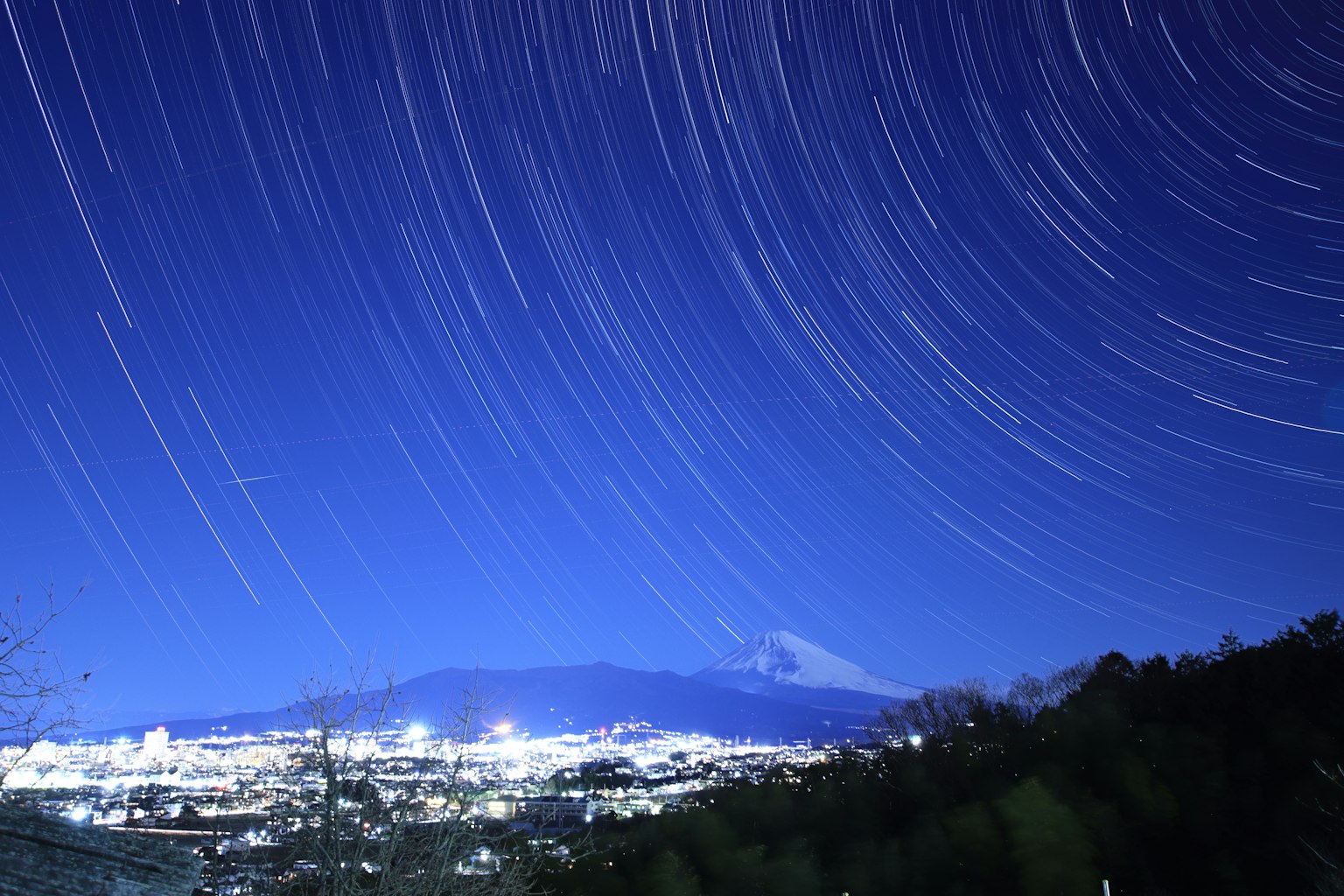 蓝色夜空中的星轨和富士山的美丽景色