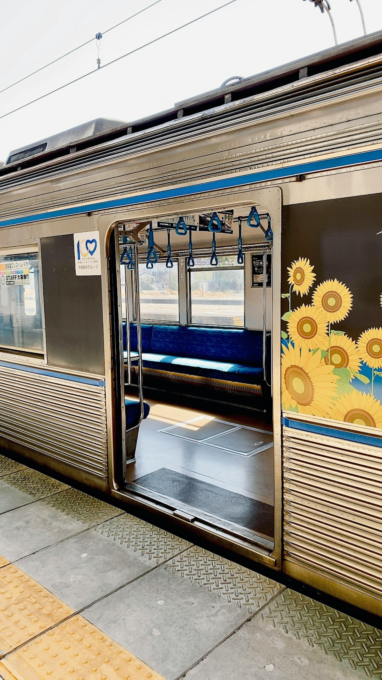 車站停靠的列車開放的門展示內部藍色座椅