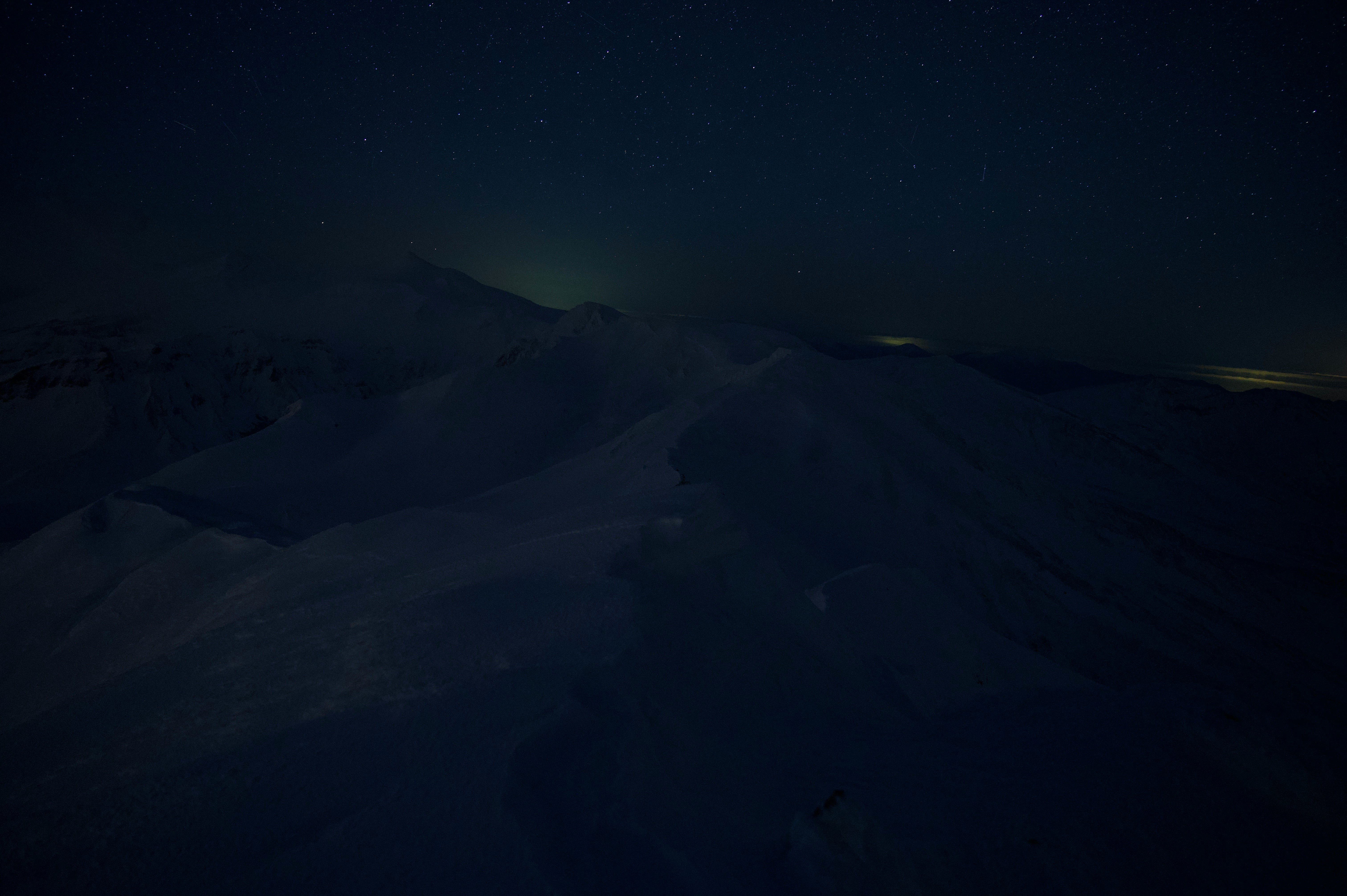 夜空の下に広がる山並みのシルエット