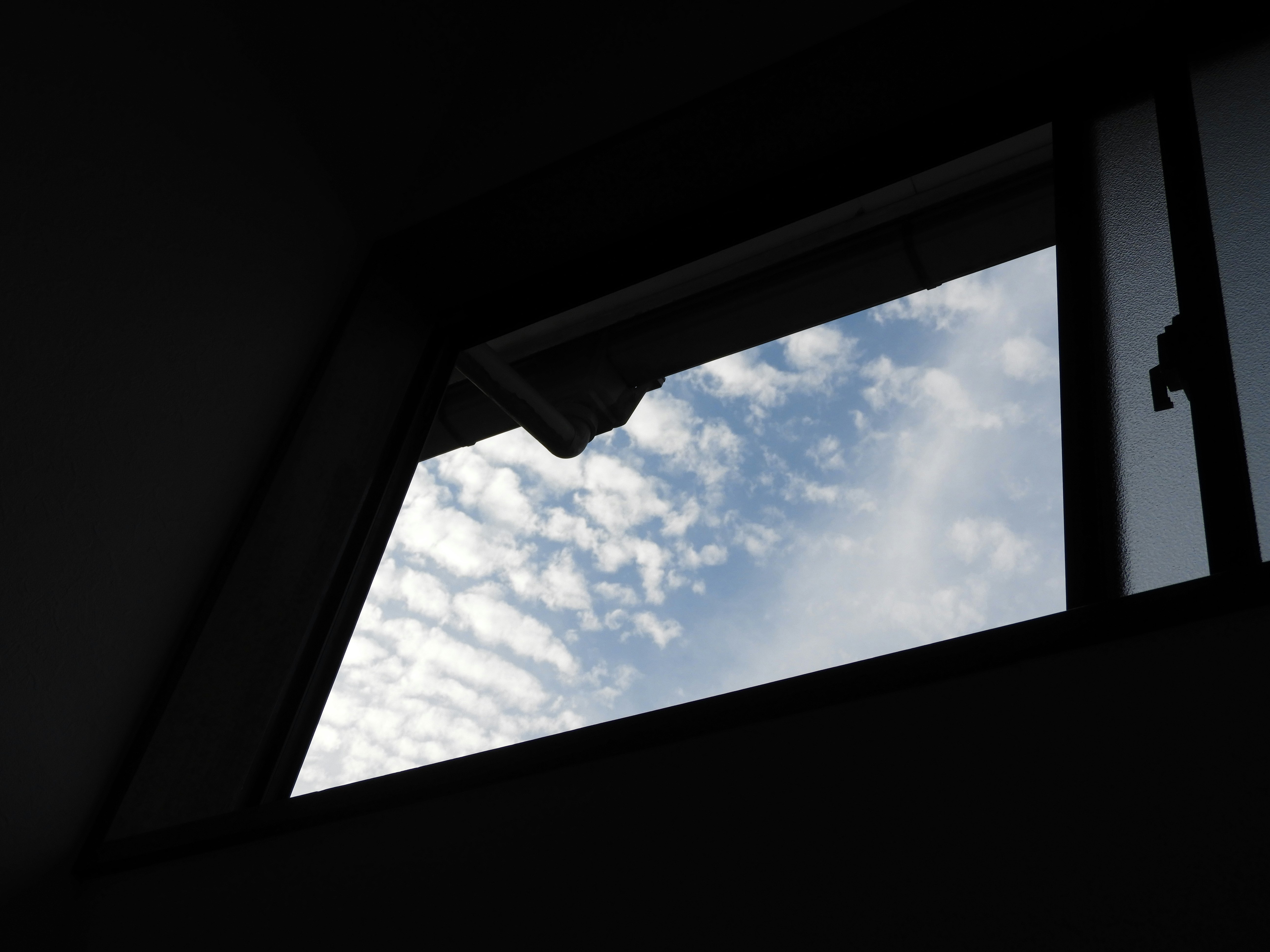 窓枠越しの空と雲の風景