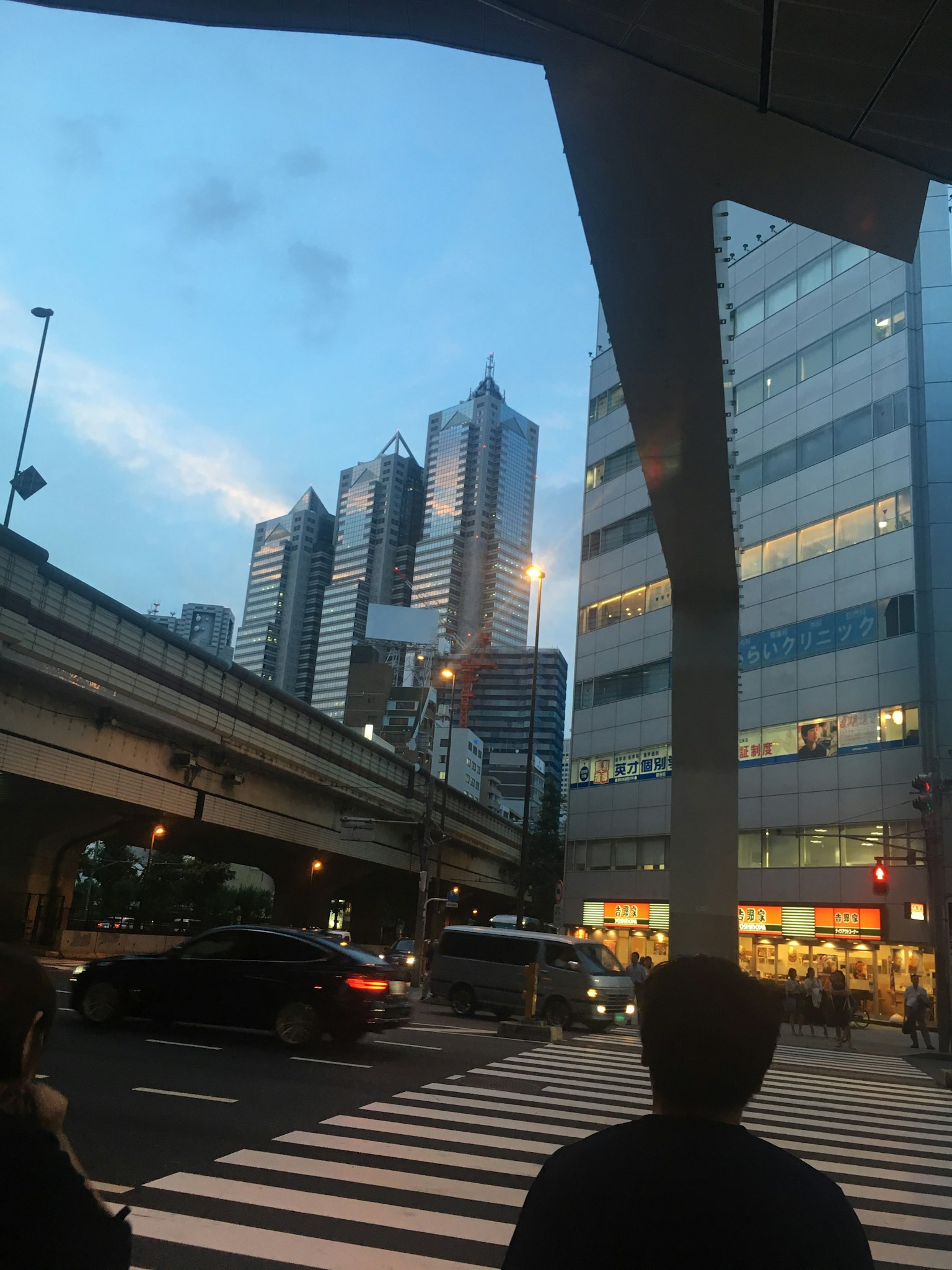 黄昏时分从街角看高楼大厦的天际线